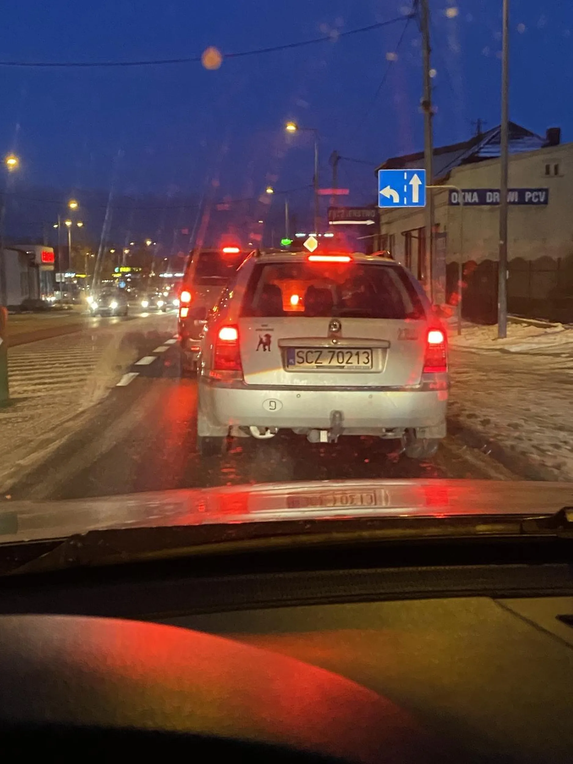 Kierowca tej skody nie stosuje się do obowiązku jazdy ns suwak, pomimo znaku informującym o takim obowiązku. Przy końcu pasa zwężającego trzyma bardzo krótką odległość od samochodu poprzedzającego, aby nie wpuścić samochodu który powinien mieć pierwszeństwo zjazdu.