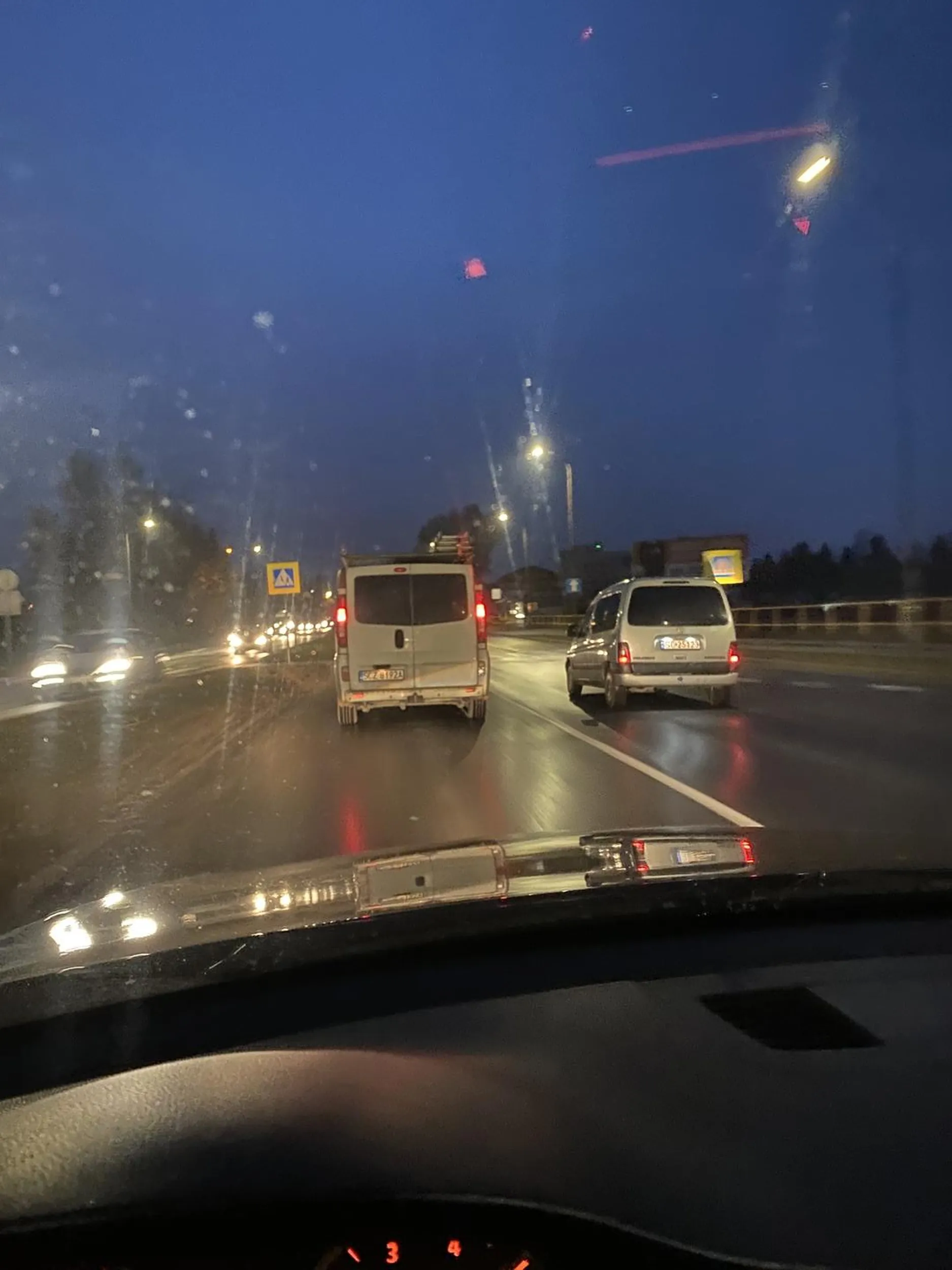 Nie polecam, kierowca blokuje notorycznie lewy pas, przez odcinek ok 2km