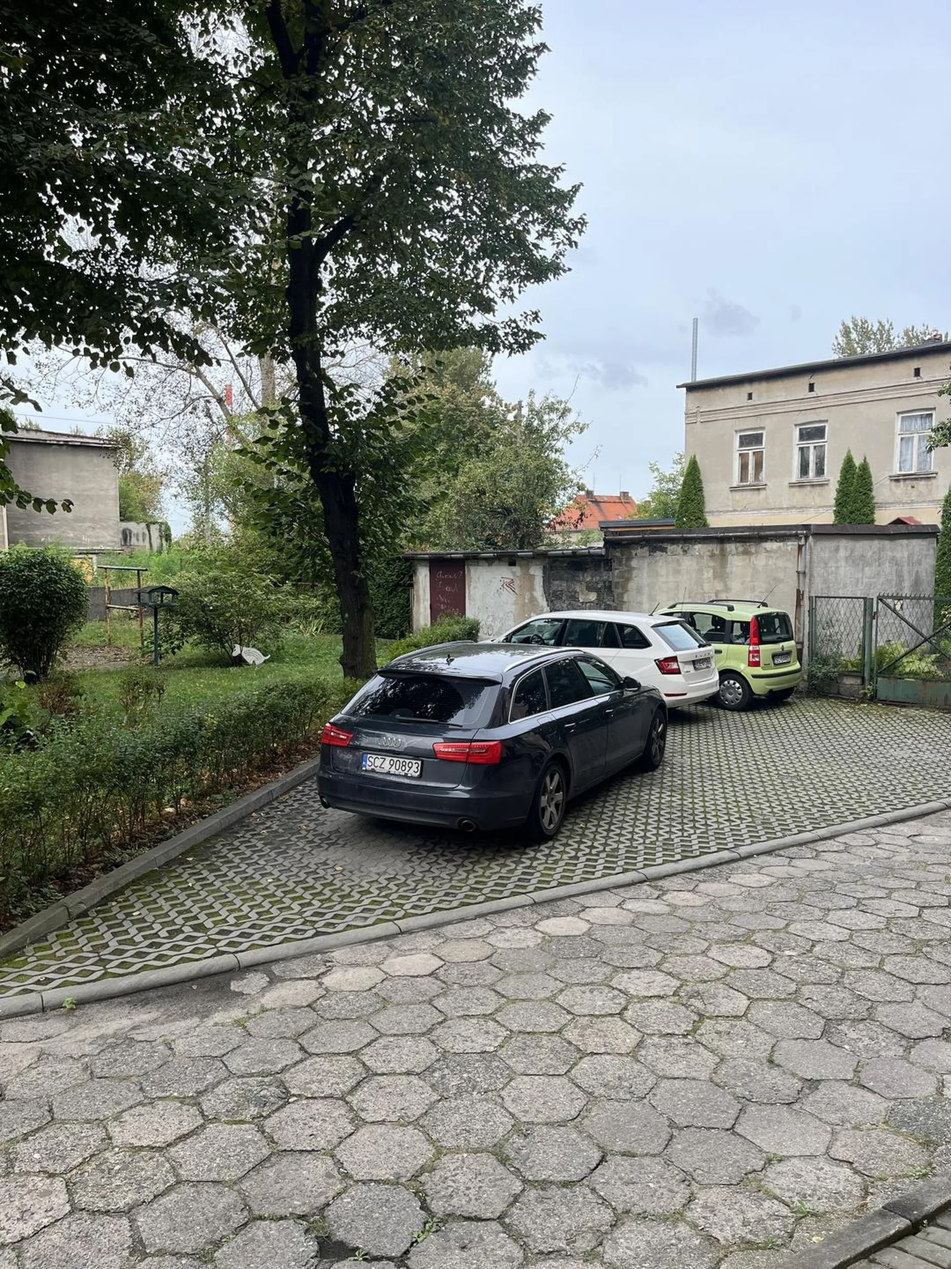 Pani przyjeżdża w gości i regularnie zajmuje dwa lub trzy miejsca, na uwagi mieszkańców jest opryskliwa…