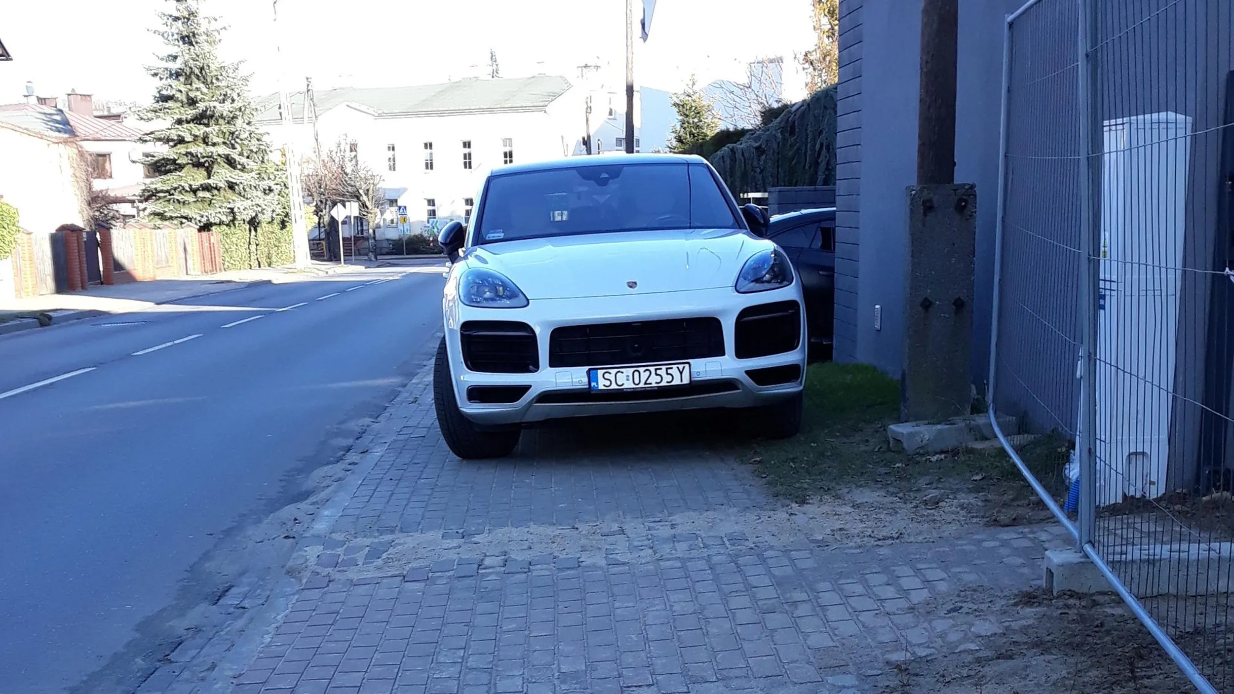 Jazda i parkowanie na chodniku, zastawianie całego chodnika, aby przejść należy zejść na jezdnię, co naraża życie pieszych. Parkowanie na trawniku, niszczenie zieleni drogi. Zakaz zatrzymywania się, bez wyjątków.