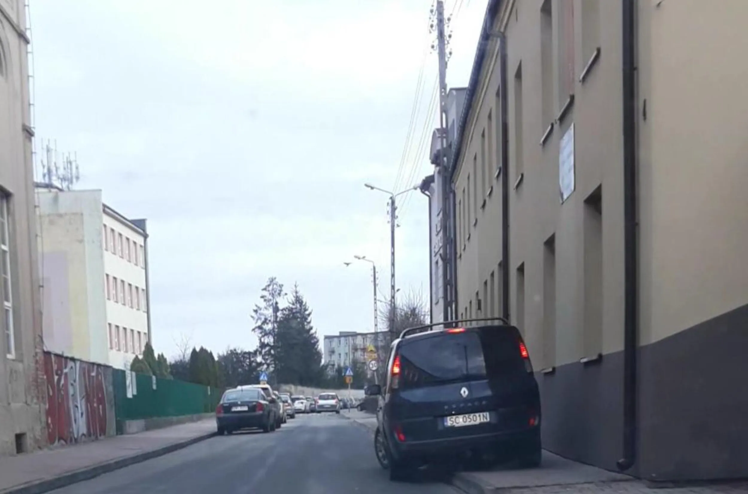 Zastawianie całego chodnika, brak przejścia dla pieszych. Parkowanie na zakazie zatrzymywania się.