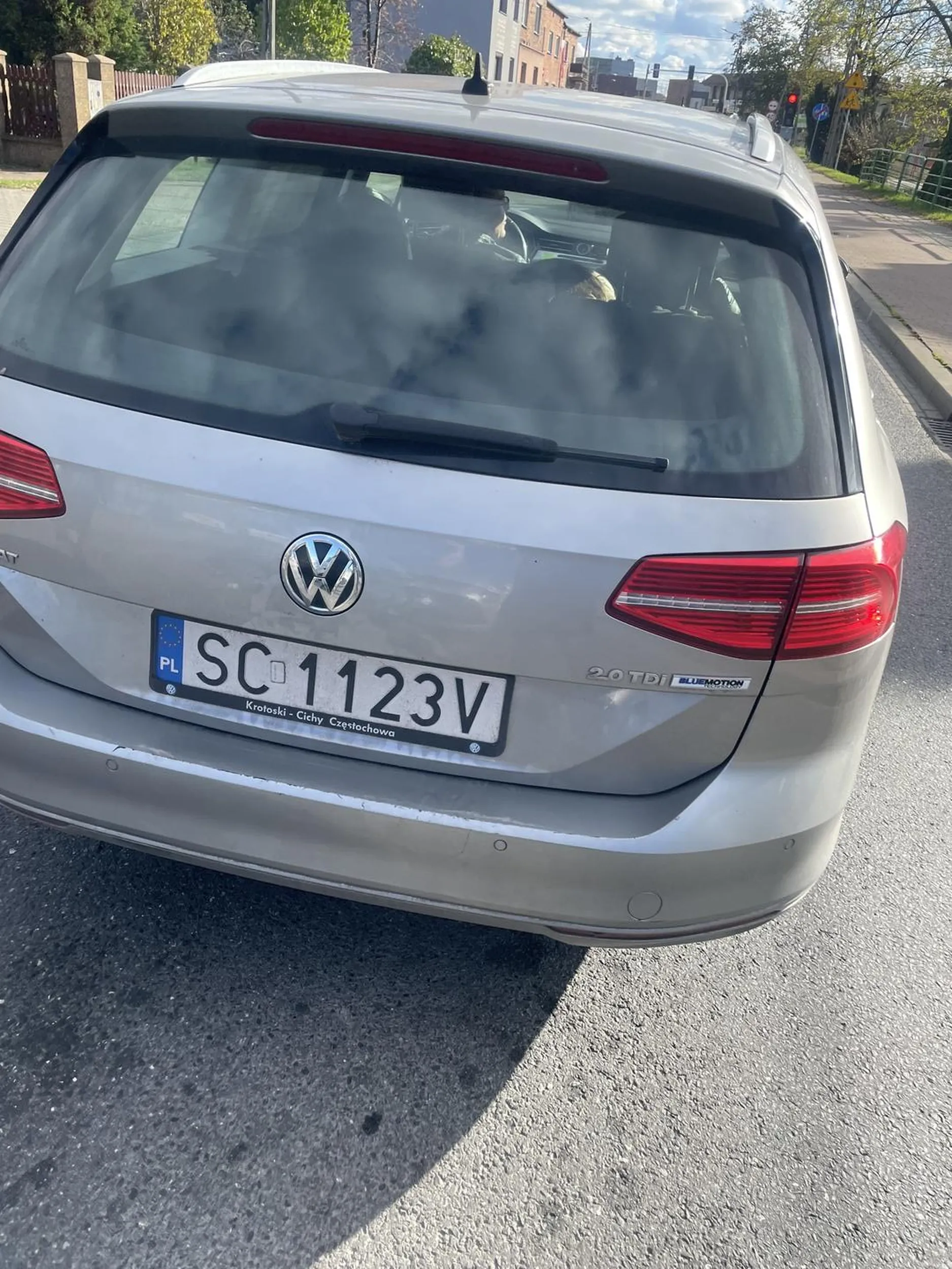 Kierowca spał za kierownicą, 1 listopada zatrzymał się na drodze bo zasnął wioząc rodzine w aucie. Ominęło go 20 aut aż ja się zatrzymałem i zacząłem walić mu w szybę. Nawet nie wiedział że tyle spał. Nie zjechał na kawę jak prosiłem.