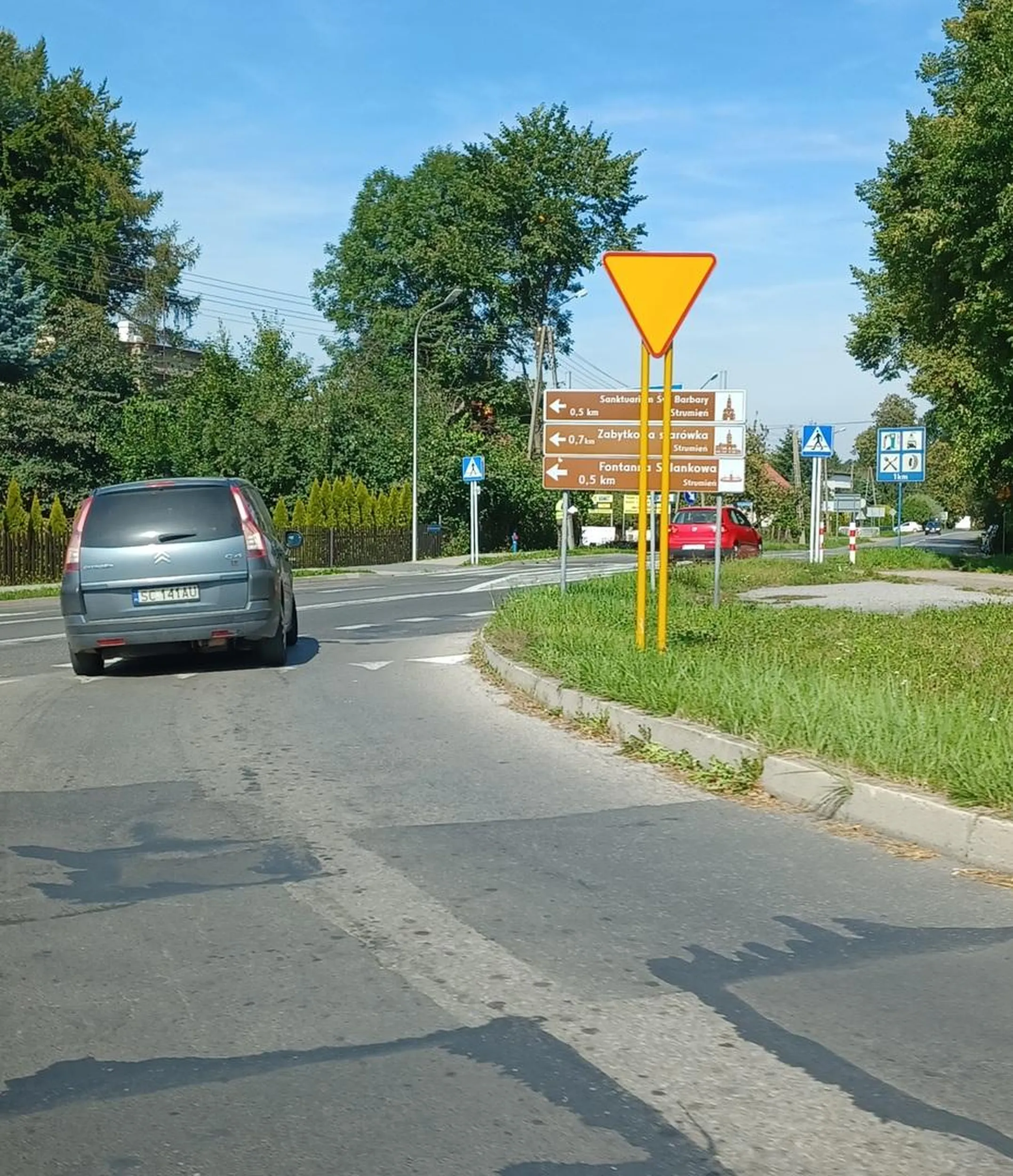 Jedzie jak wariat na 50 jedzie 90 wyprzedza na zakazie jedzie środkiem drogi citroen c4