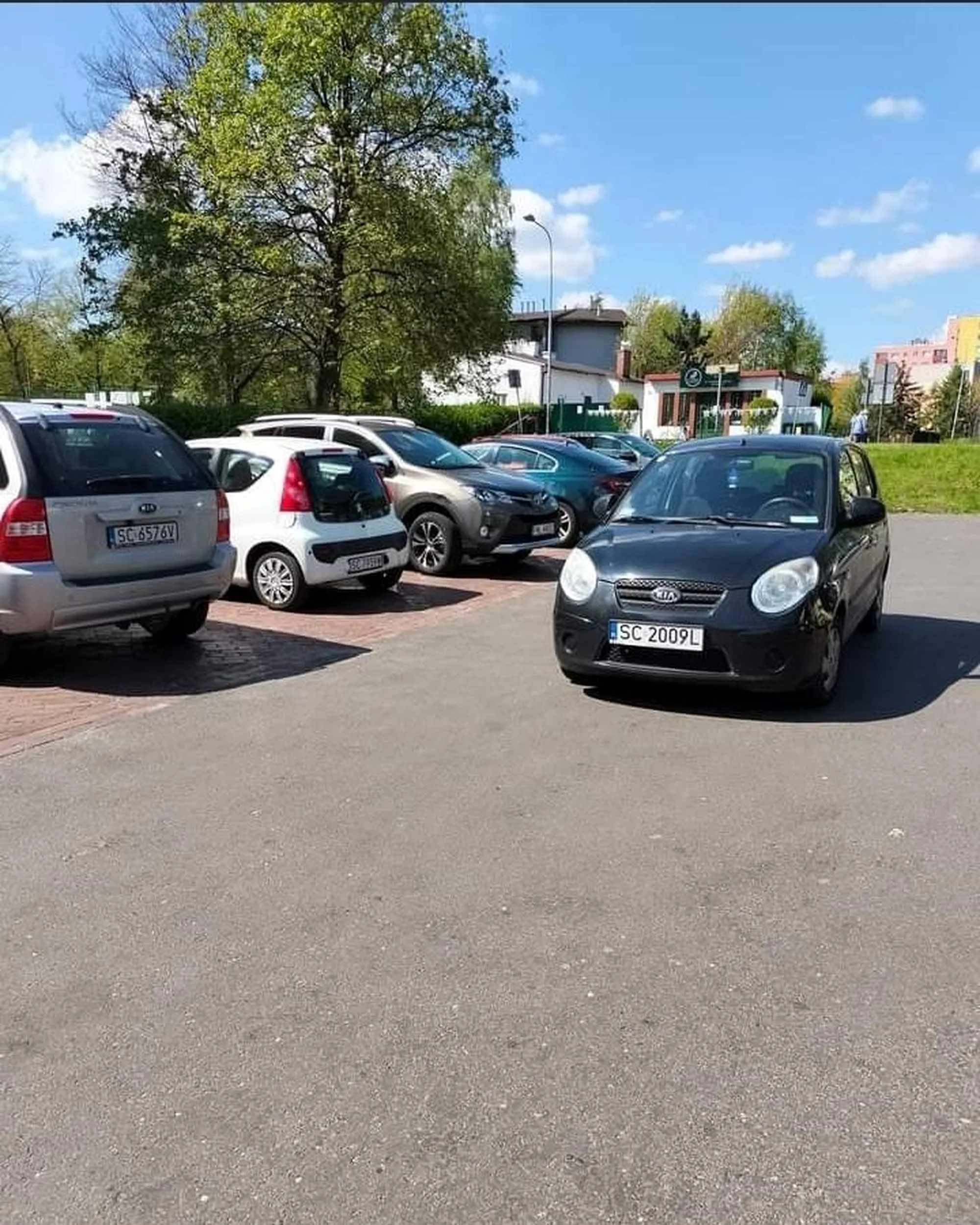 Parkuje sie w wyznaczonym miejscu  a nie blokuje się swoim autem wyjazd innym
