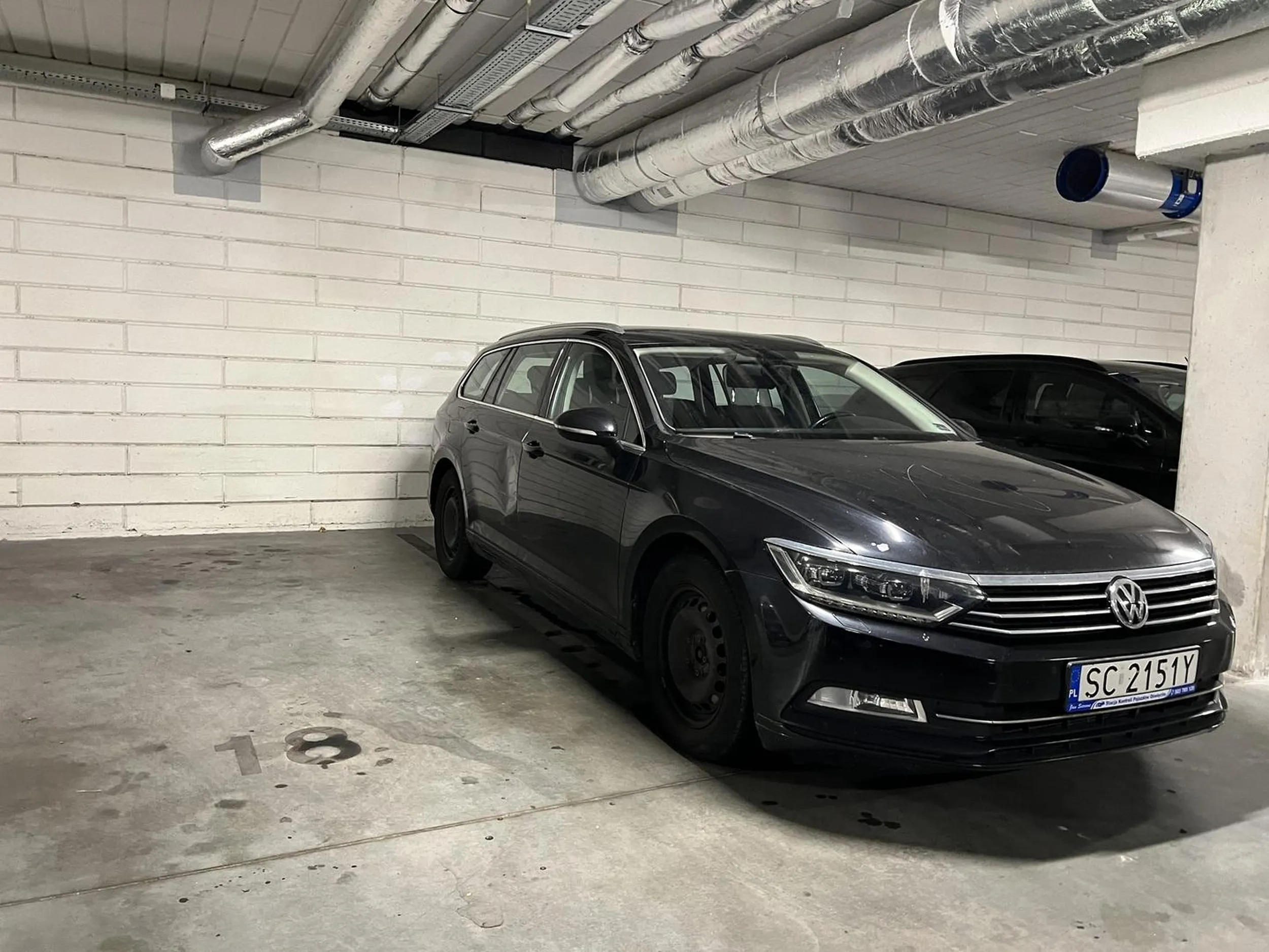 Zajmuje dwa miejsca na wąskim parkingu - obok nie dało się wjechać i wyjść z auta.