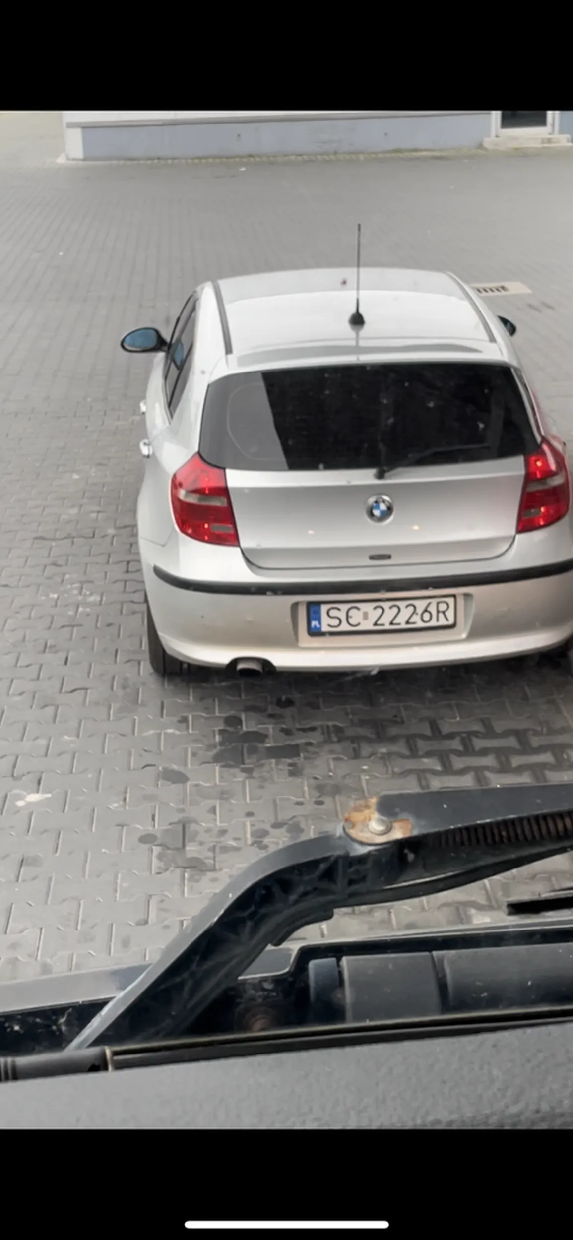 Pusta i bez kultury landryna wpycha się przed kolejkę gdy stałem dużym (TIR) i jeszcze po zwróceniu uwagi bezczelnie się pluła. Pani landryna ważna w BMW!! Za 10k uważać !! Bo buractwo!!!