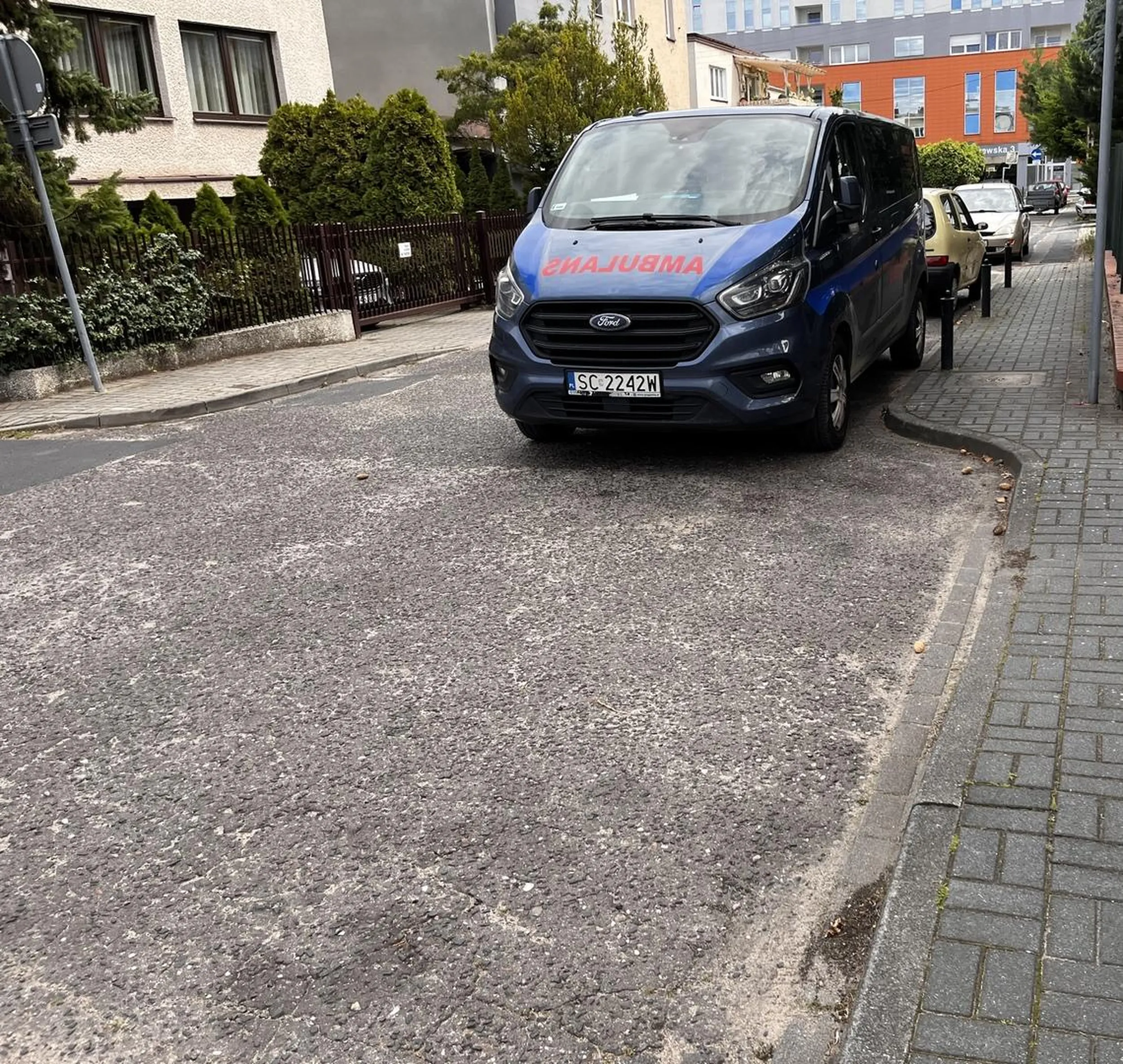 Czego nie rozumiesz z tabliczki pod znakiem zakazu: DOTYCZY CAŁEGO PLACU DO ZAWRACANIA. Poznań Kargowska.