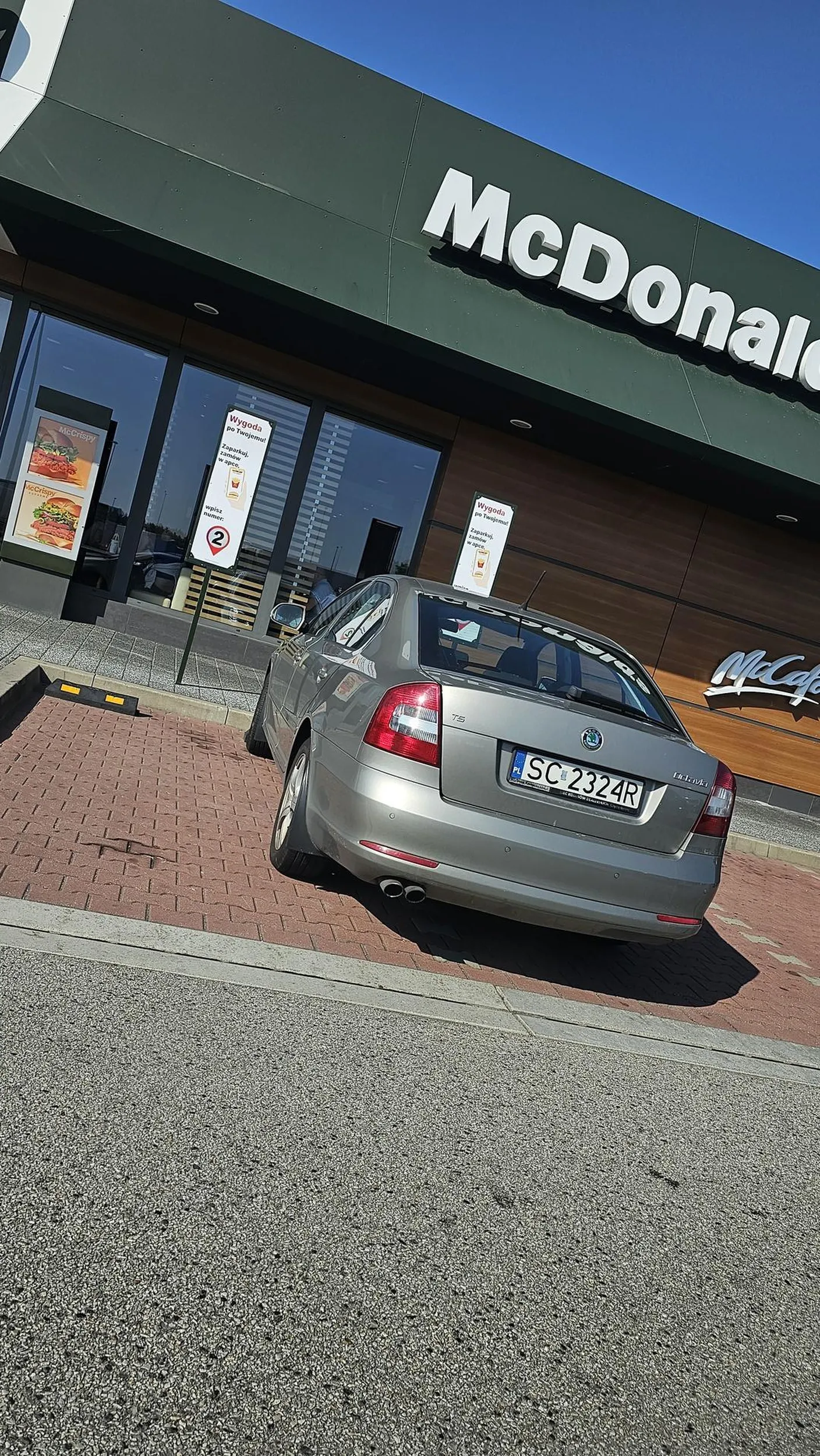 Gratulujemy pizdy pomiędzy nogami. Nie dość że na zamów i odbierz w aucie idąc do wewnątrz to król rozj*bał się na obu.