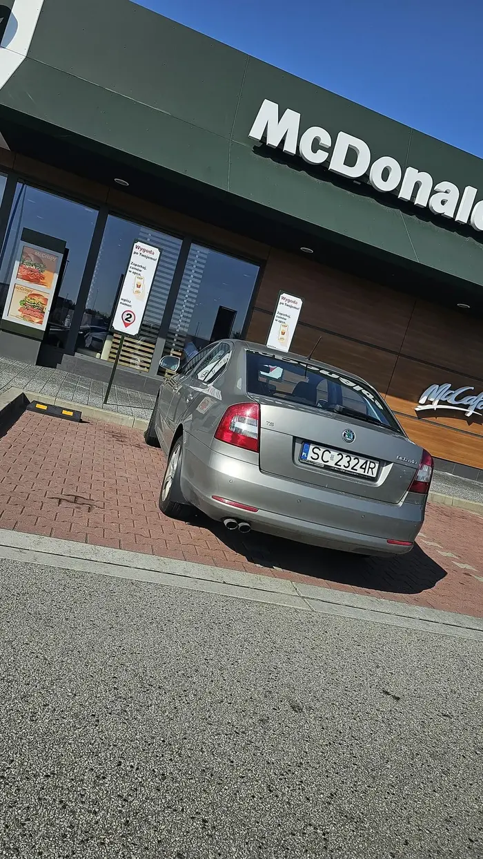 Gratulujemy pizdy pomiędzy nogami. Nie dość że na zamów i odbierz w aucie idąc do wewnątrz to król rozj*bał się na obu.