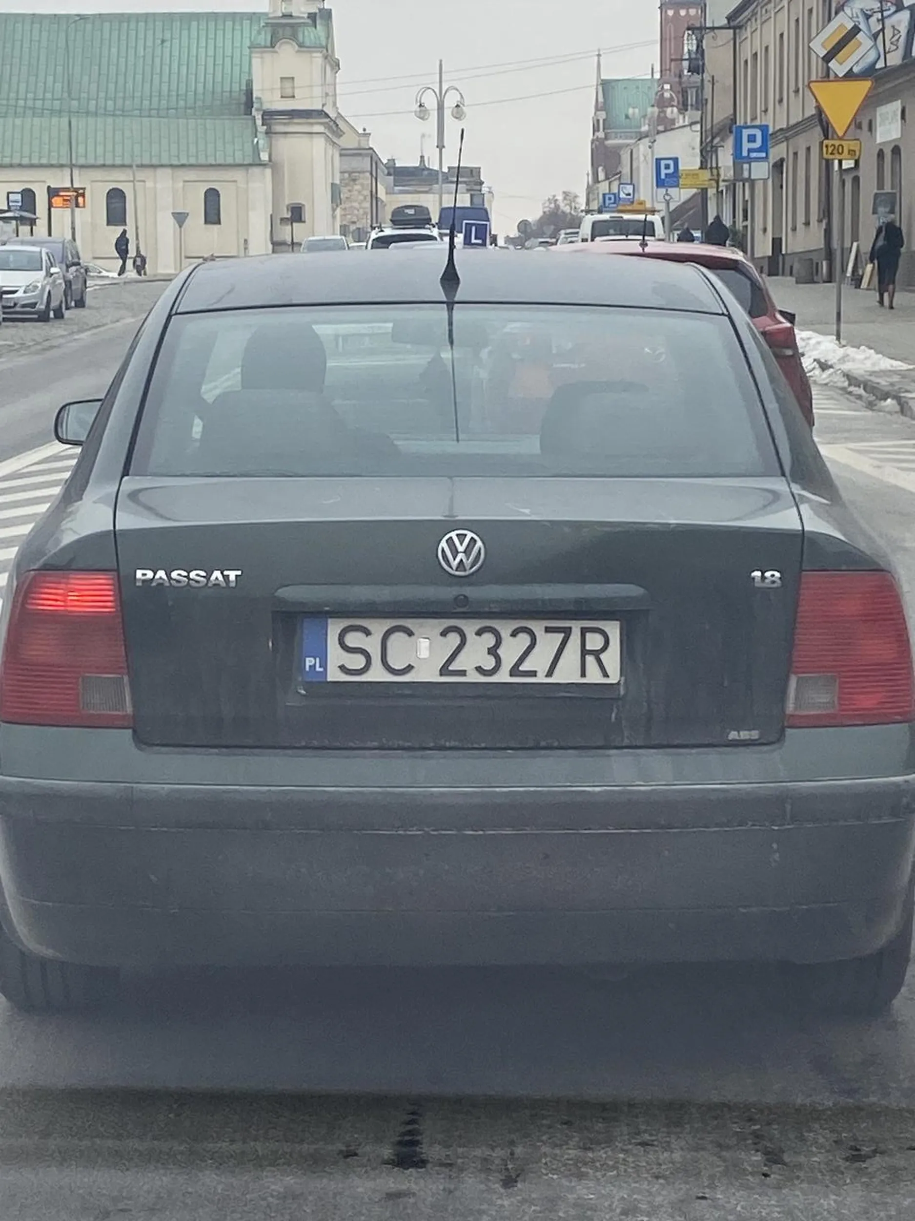 Pan kierowca nie zna takiego pojęcia jak jazda na suwak. Burak jakich mało