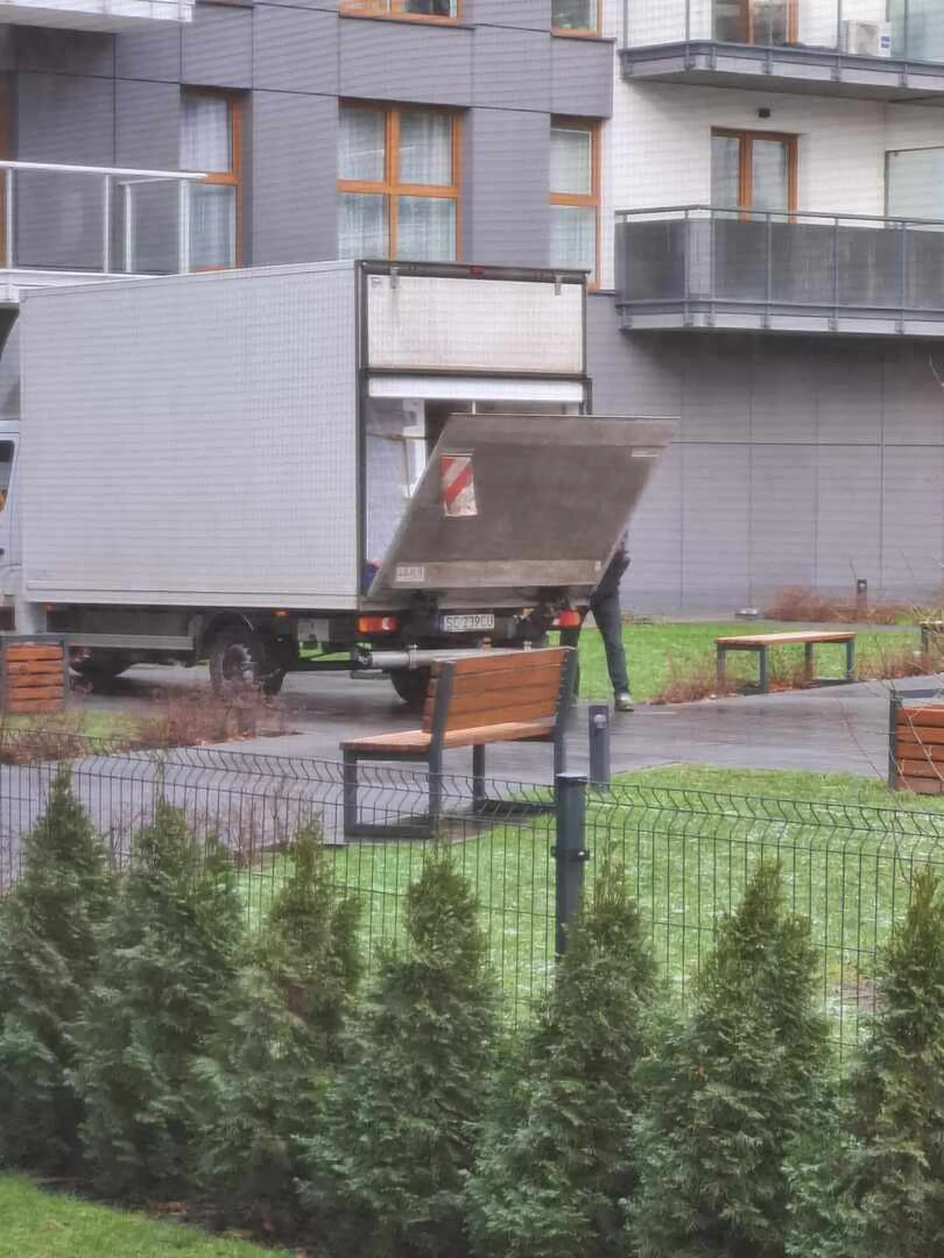 Wjeżdżają na patio gdzie jest tylko strefa dla pieszysz. Na zworcenie uwagi umieją tylko pokazać środkowy palec.