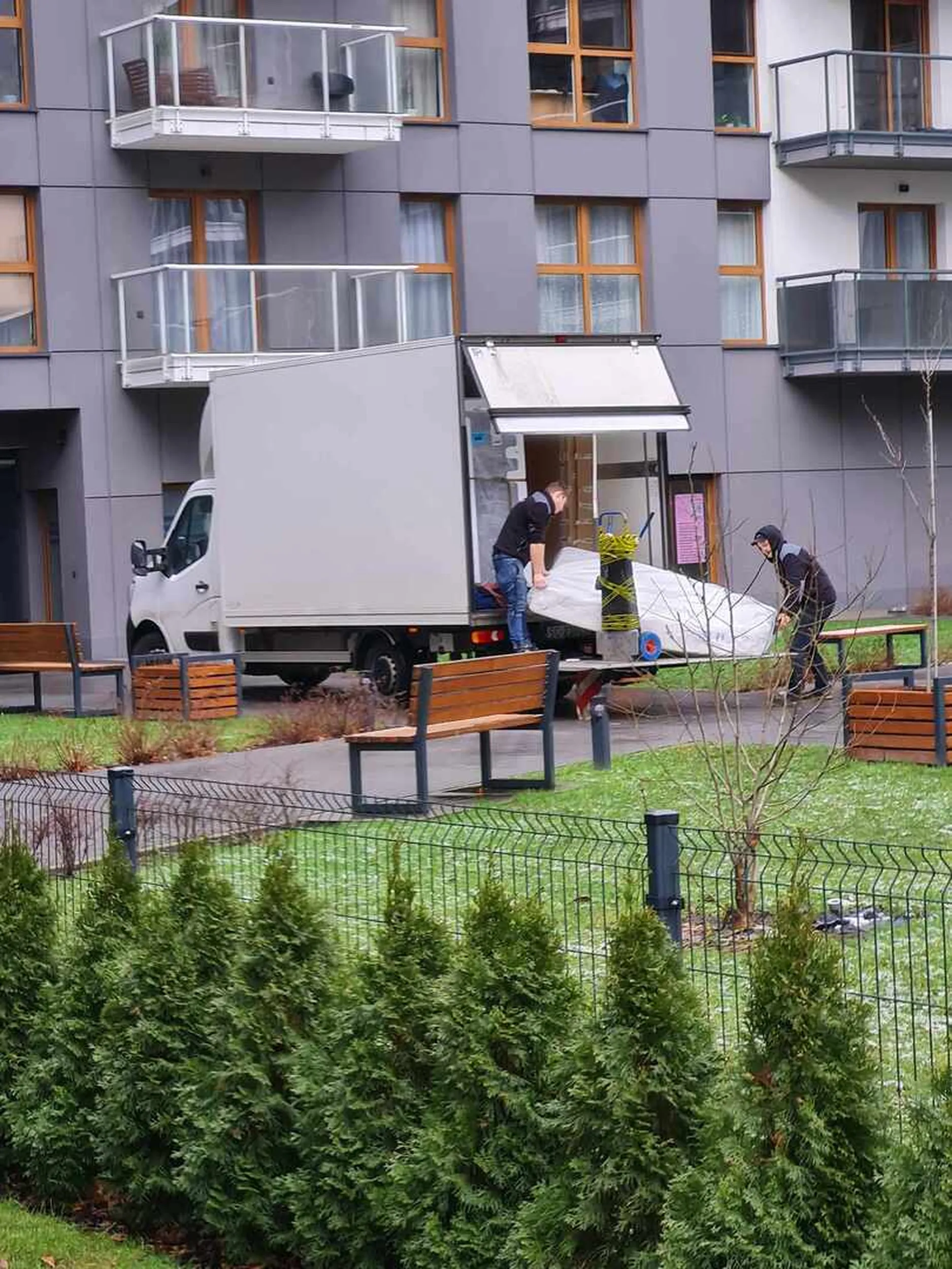 Wjeżdżają na patio gdzie jest tylko strefa dla pieszysz. Na zworcenie uwagi umieją tylko pokazać środkowy palec.
