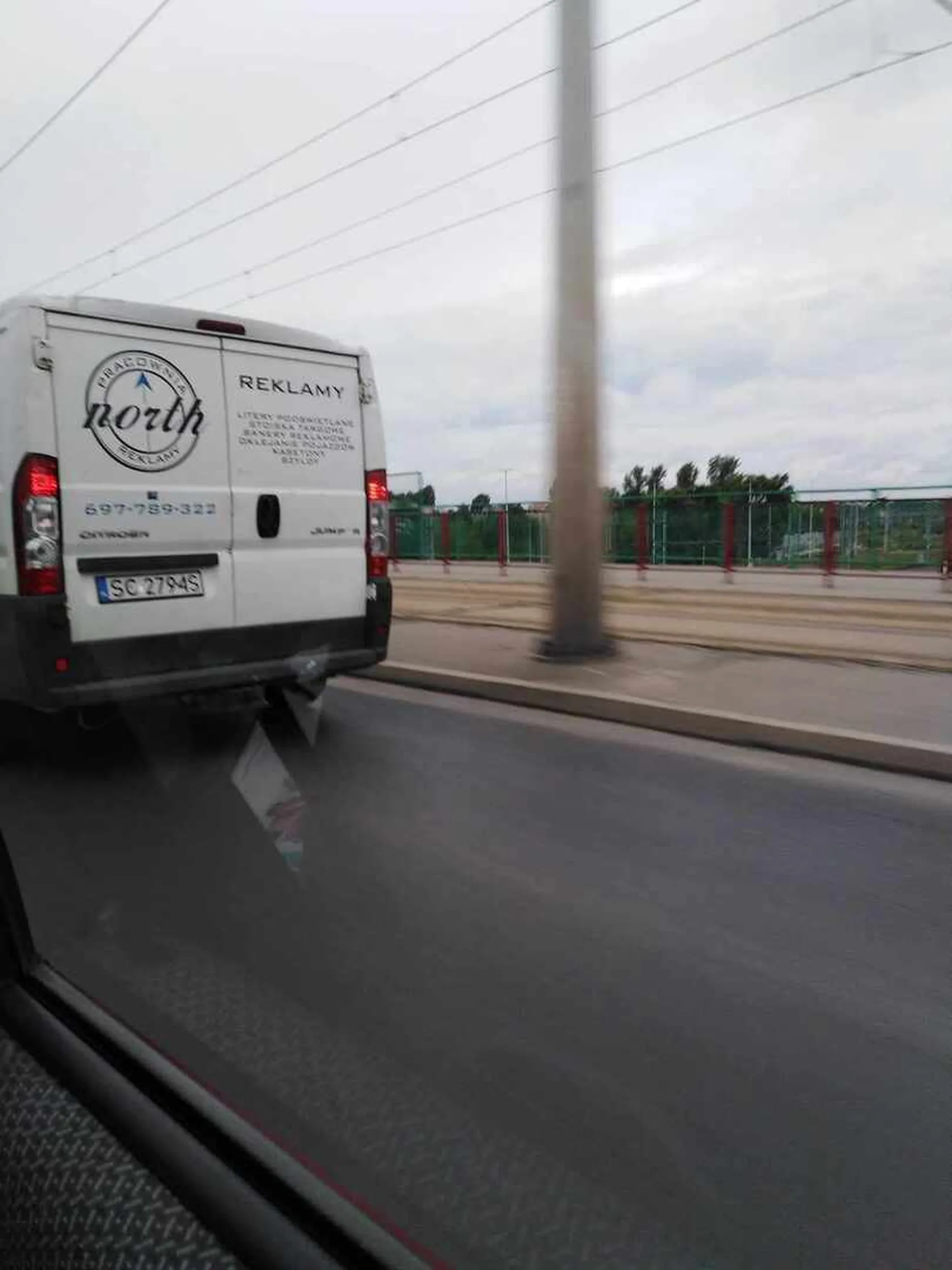 Uwaga. Pan kierujący pojazdem firmy pracownia reklamy, jeździ bardzo niebezpiecznie po drogach, wyprzedza na skrzyżowaniu z sygnalizacją świetlną, na normalnym skrzyrzowaniu na trzeciego, przejeżdza na czerwonym świetle, nie zwraca uwagi na otoczenie i inne auta a przede wszystkim trzyma się bardzo blisko zderzaka tylnego tak jak by celowo chciał spowodować wypadek.