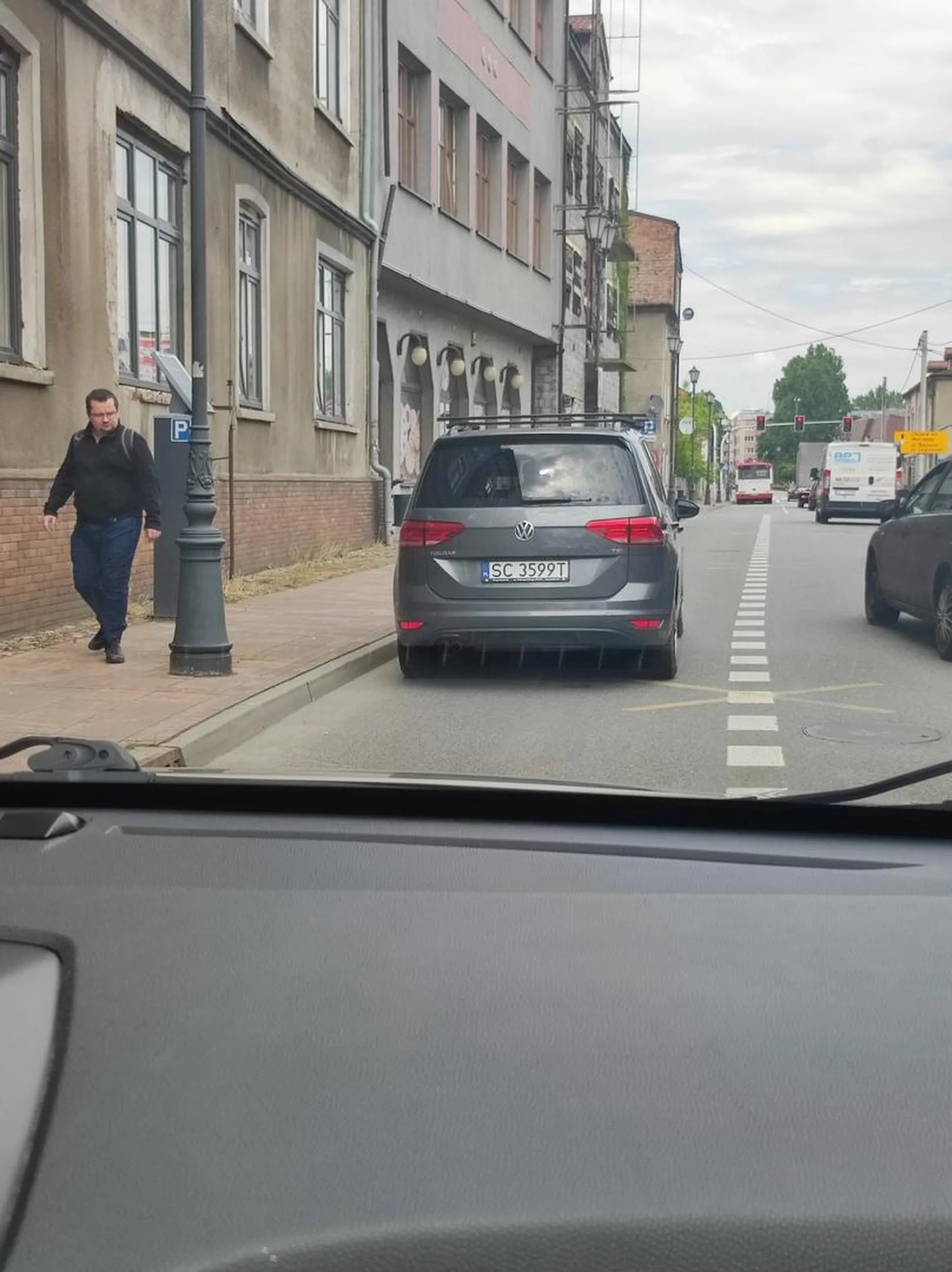 Pan patrzy na żółty kolor, a nie biały ;)