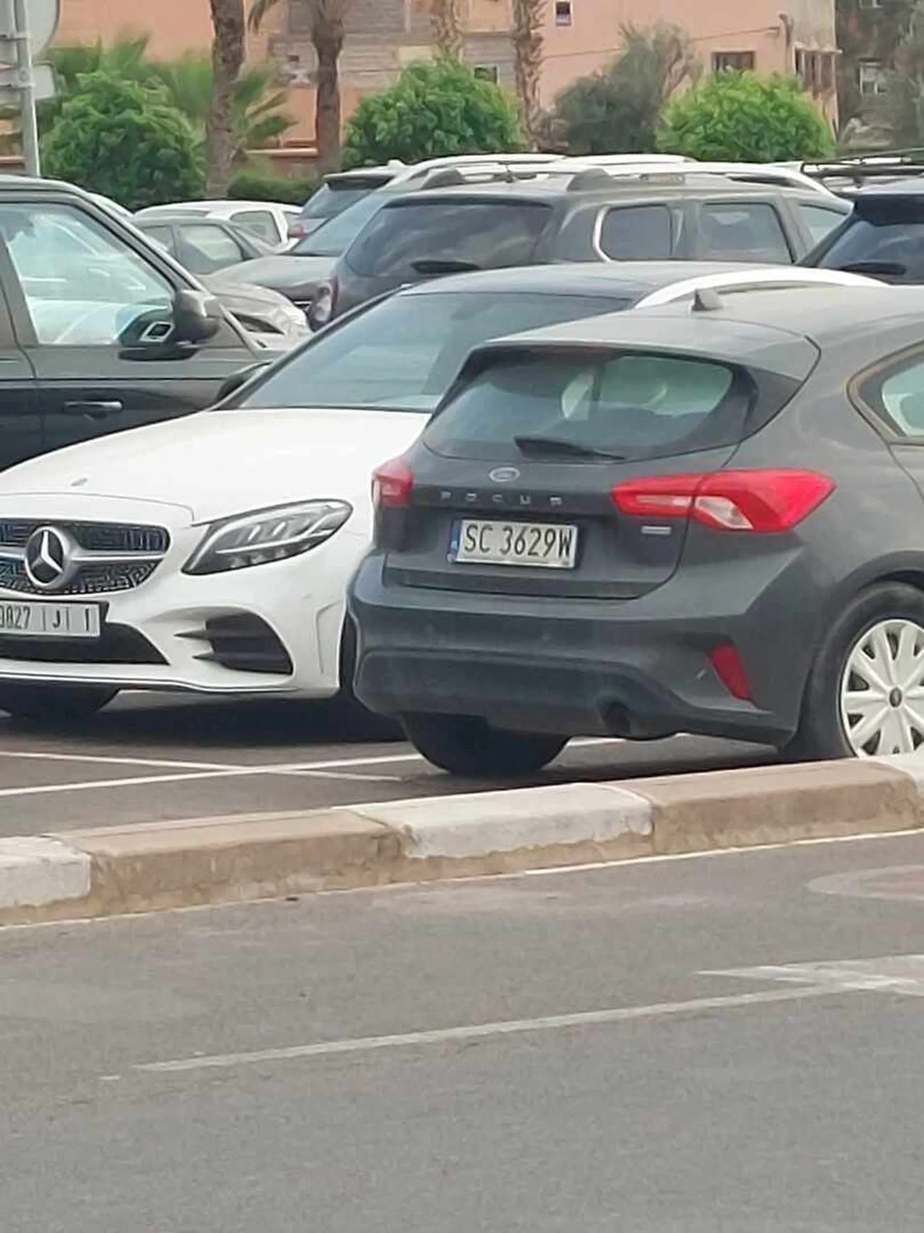Hej, czy twoje auto specjalnie stoi od możliwie 3+ tygodni na parkingu lotniska w Marakeszu?????? Thats a bit odd..