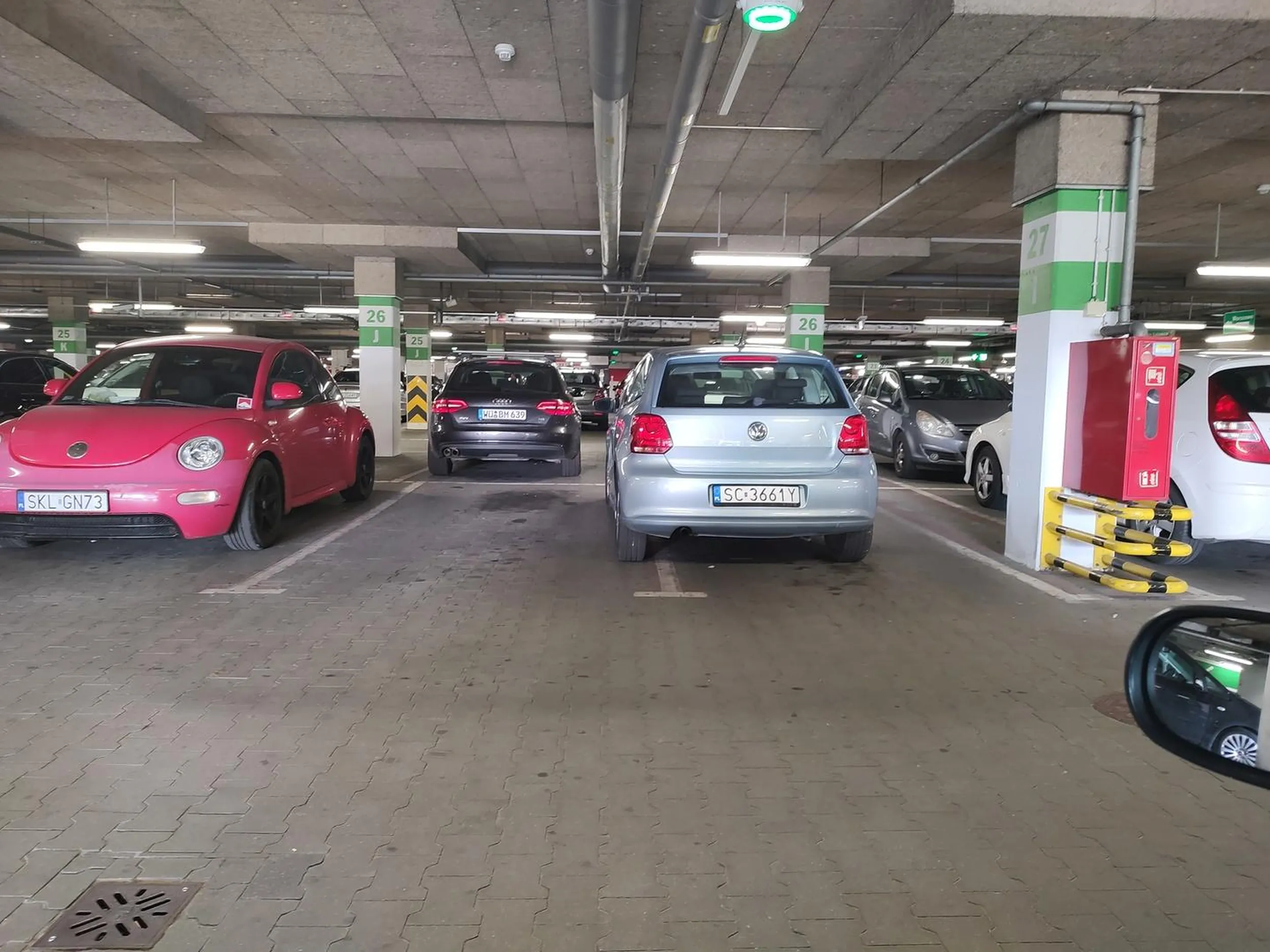 Nauczyłbyś sie parkować, a jeżeli masz problemy z tak "ogromnym" autem, to przesiądź sie, na komunikacje miejską, zrobisz jakiś dobry uczynek