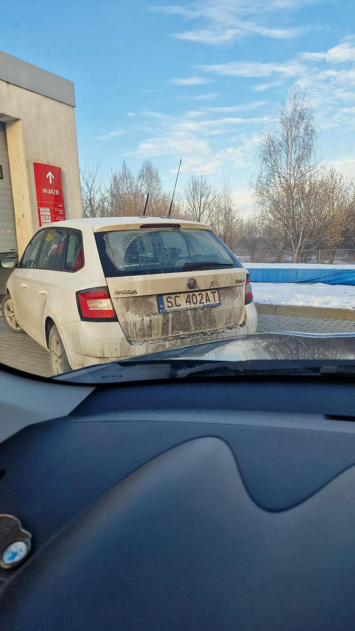 Bardzo nie miły kierowca stwierdził że najpierw należy zająć miejsce przed myjnia pójść po kawę i hot doga dodatkowo pogawędka z pracownikami stacji i na koniec bilet mimo iż ludzie stoją w kolejce już z biletami na myjnie