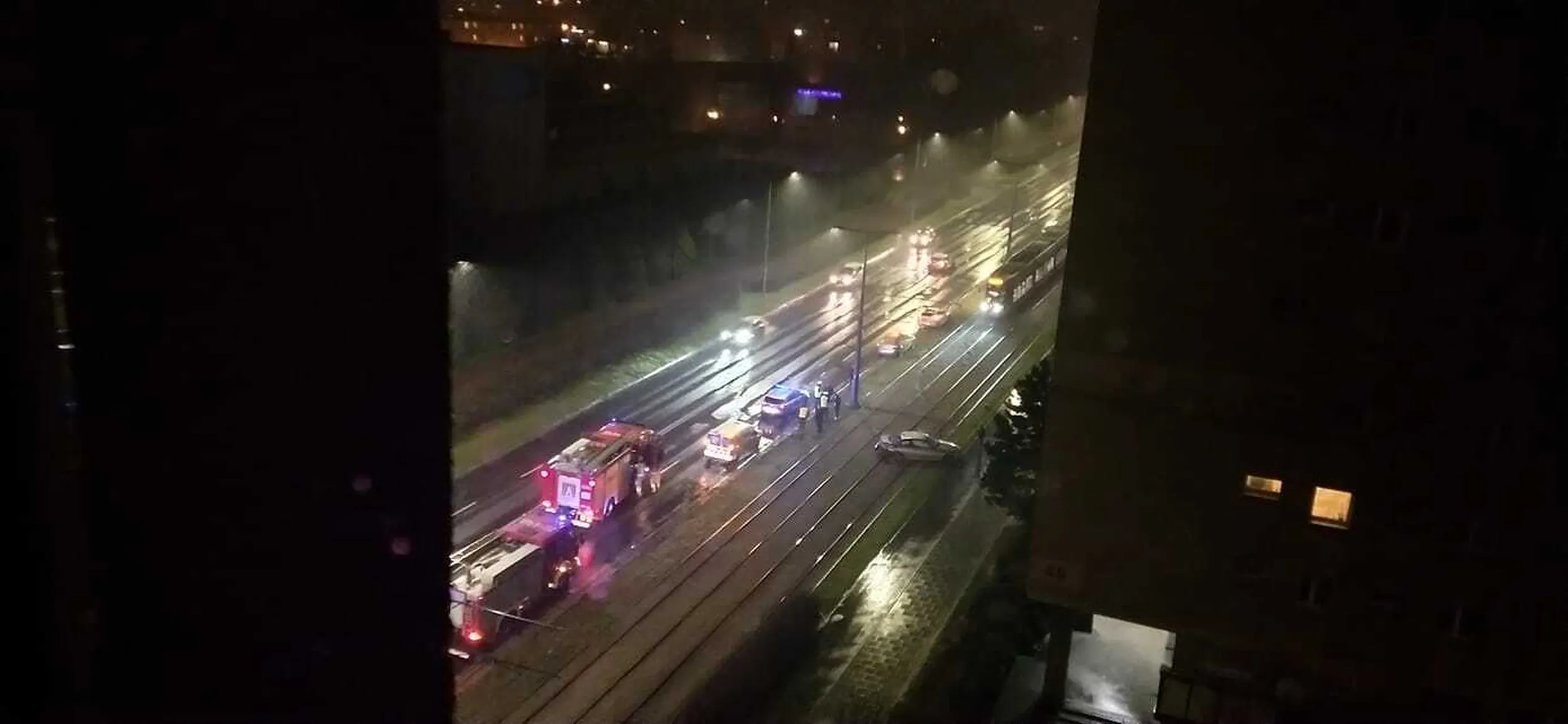 Młodzy szczawik w BMW szalał po mieście, zajeżdżał drogę, w końcu 2 kwietnia skończył na torowisku na prostej drodze. Jeszcze mandat dostał.