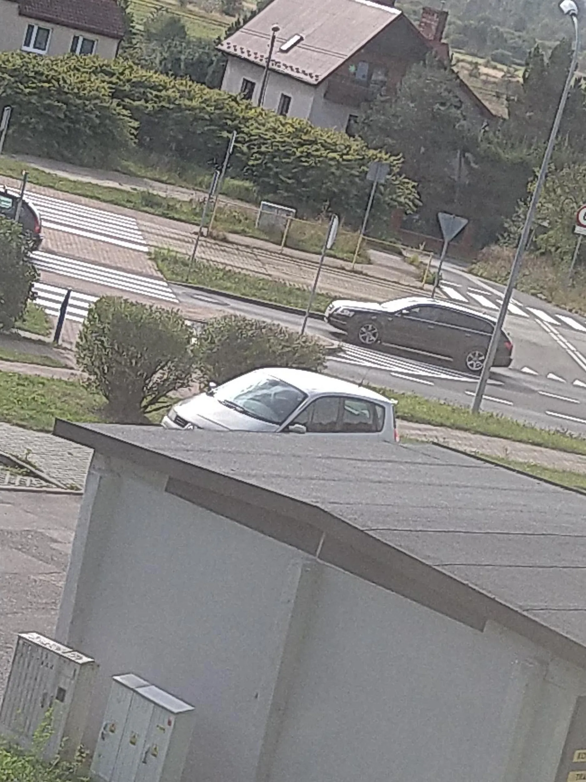 Naucz się parkować. Chodnik to nie miejsce parkingowe, a szczególnie jak zastawisz go w całości swoim obsranym Sceniciem, że nie da się przejść.