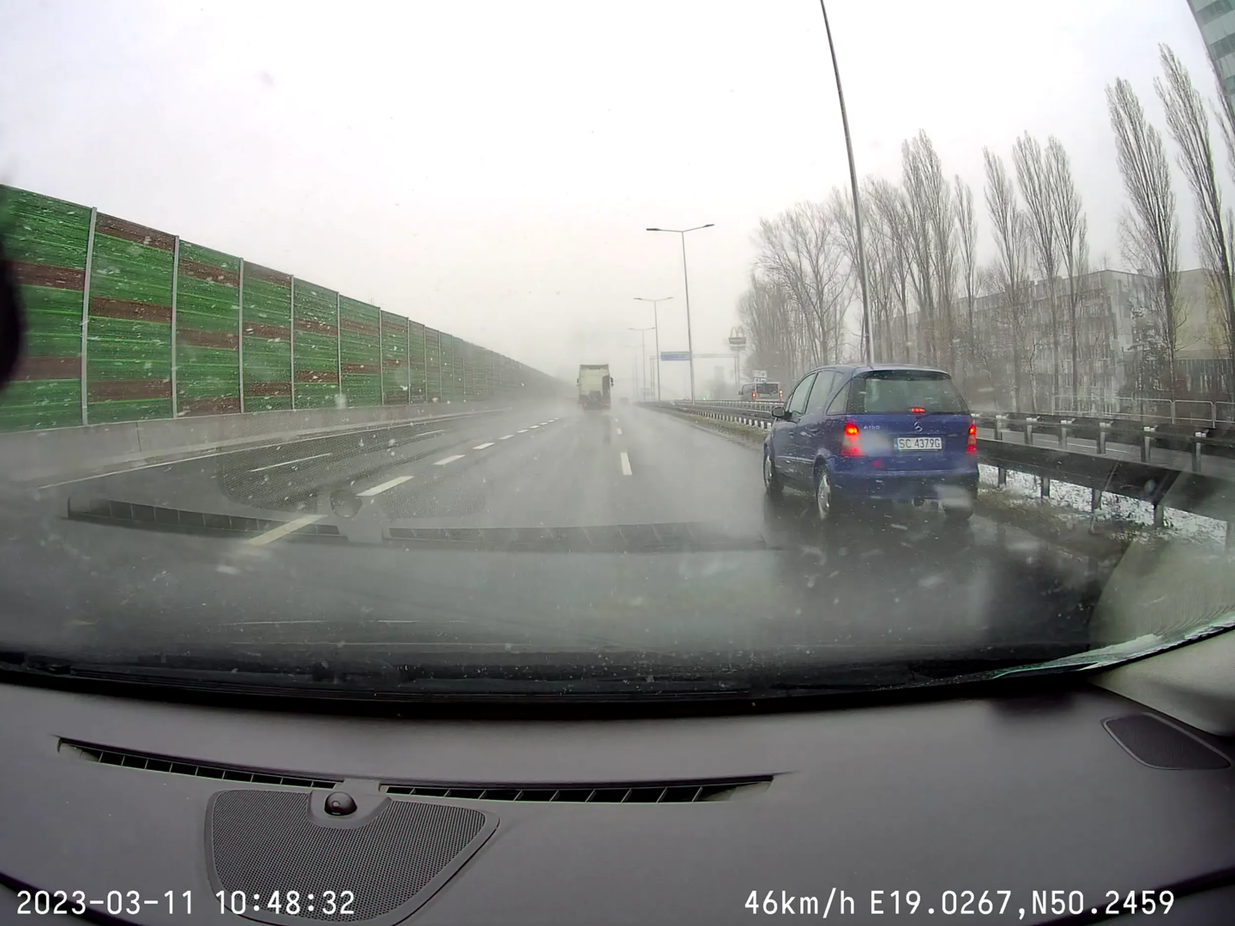 Skoro kobieta, to: idiotko autostrada to nie jest jezdnia na której się możesz w dowolnym miejscu zatrzymać. Ani trójkąta, ani awaryjnych - wbiła prawy kierunek i sobie stanęła na środku A4 w Kato... Takimi akcjami stwarzasz zagrożenie wypadku...