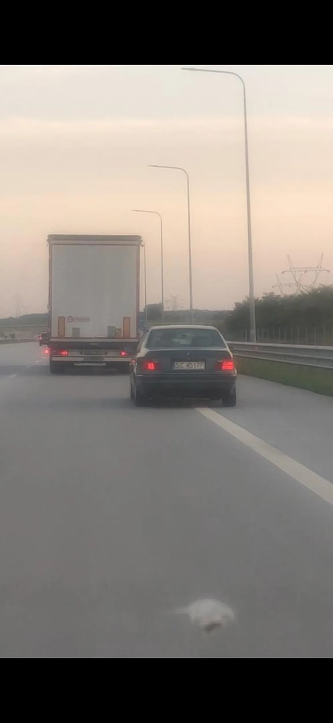 Kierowca przez długi czas jedzie poboczem po autostradzie. Warto zaznaczyć że wiezie ze sobą dzieci.