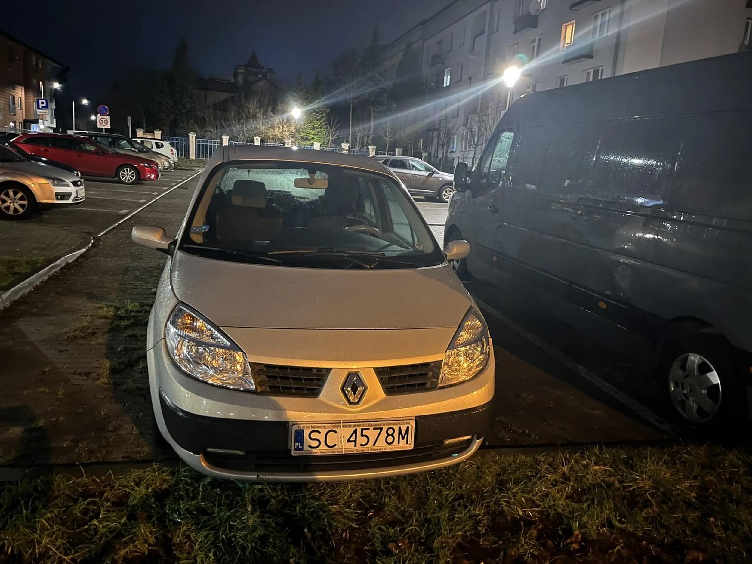 Naucz się parkować zajmujesz 2 miejsca parkingowe idealnie na środku