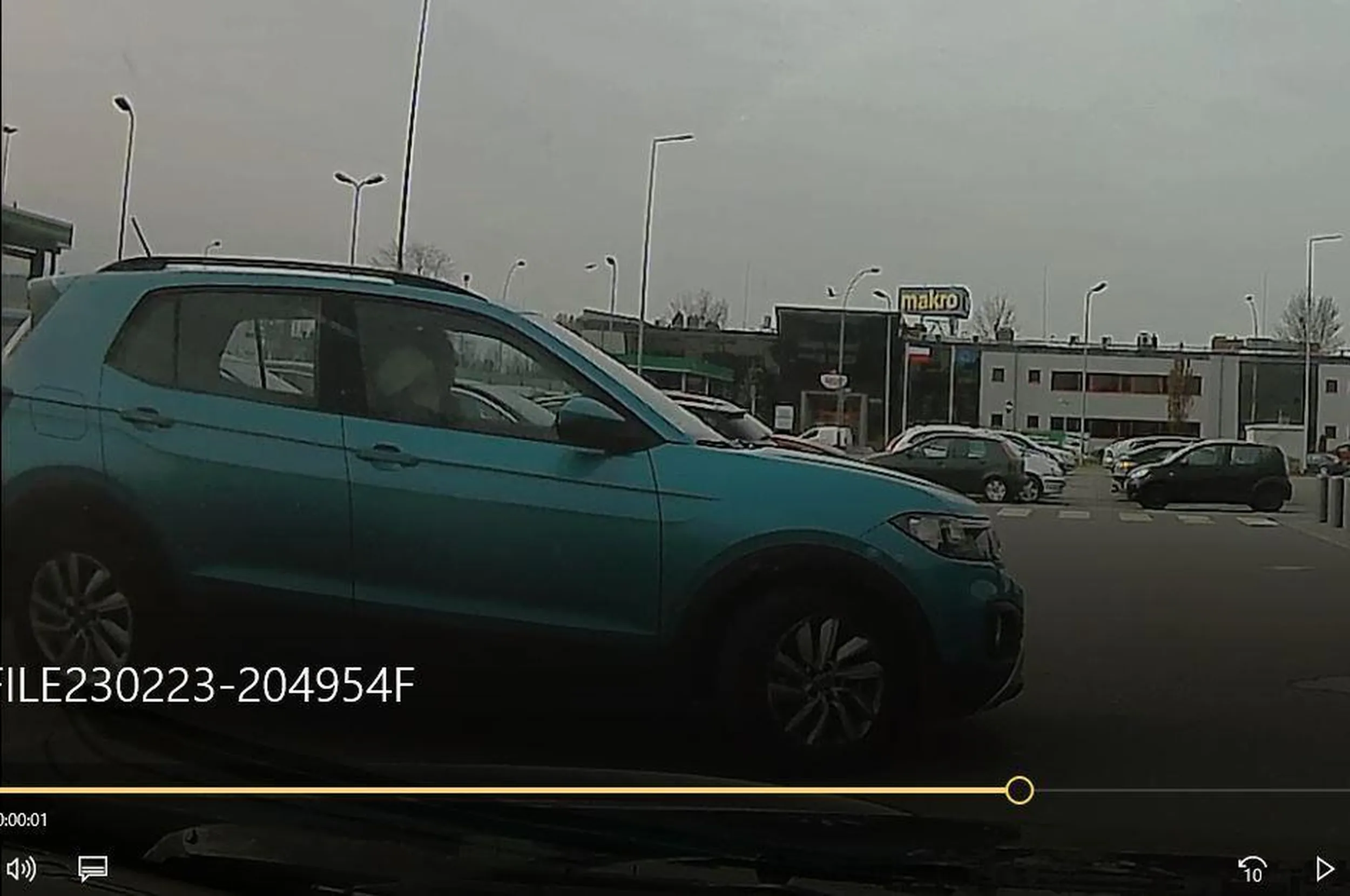 Uważajcie! Dwoje dziadków którzy nie patrzą i wjeżdżają pod koła....