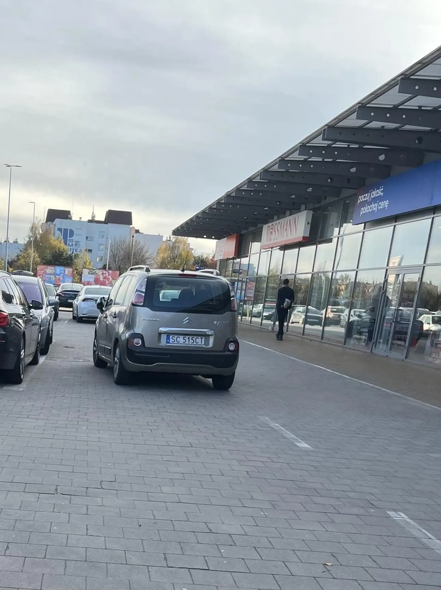 Parkowanie na pasie ruchu. I to w jakim stylu!