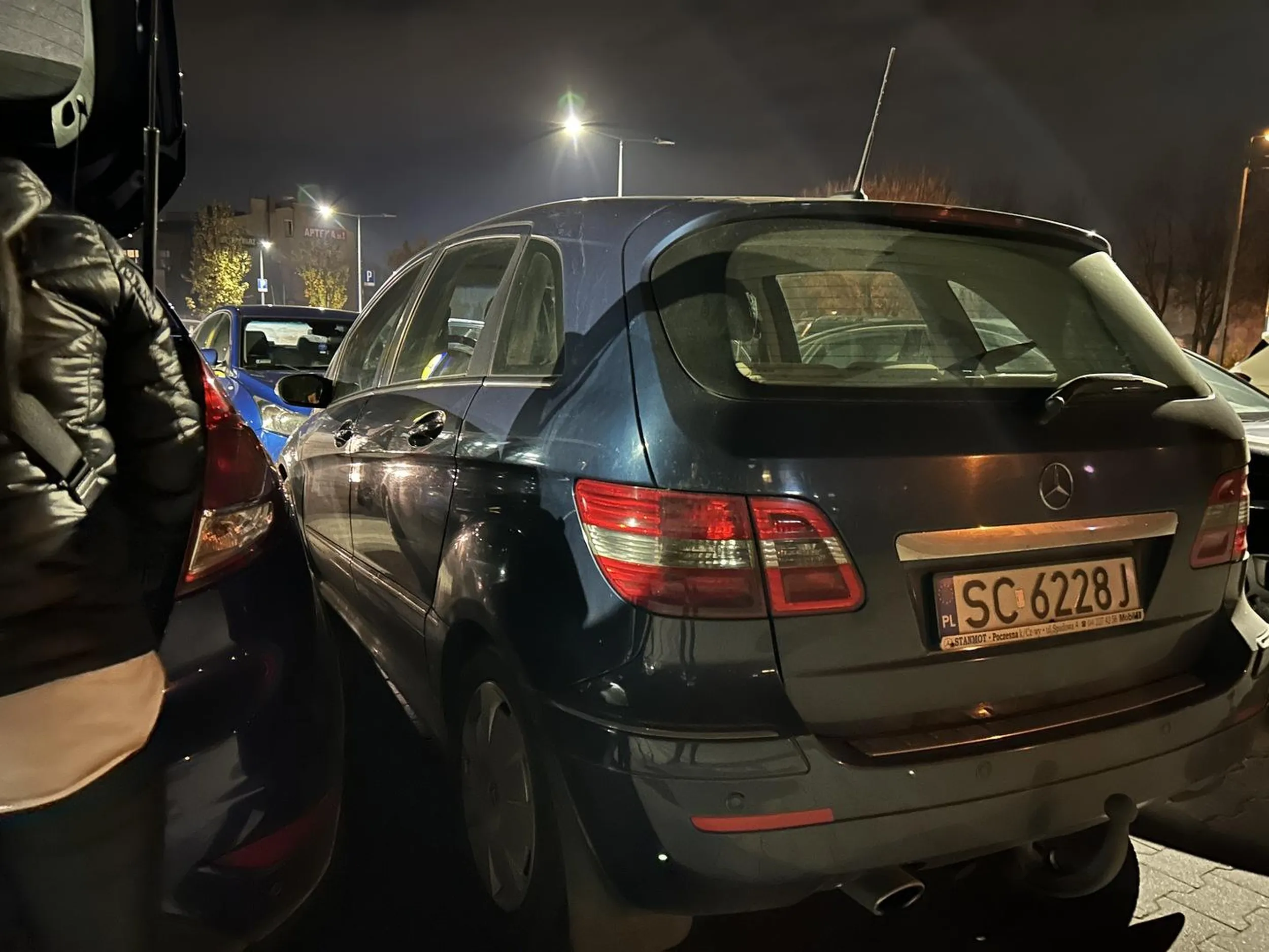 10 Listopada 2023 pod Lidlem na ulicy Ambulatoryjnej w Częstochowie, kierowca tak stanął na miejscu parkingowym, że przywalił drzwiami w stojącego obok Forda na którym zostawił piękny ślad na lakierze z wgnieceniem