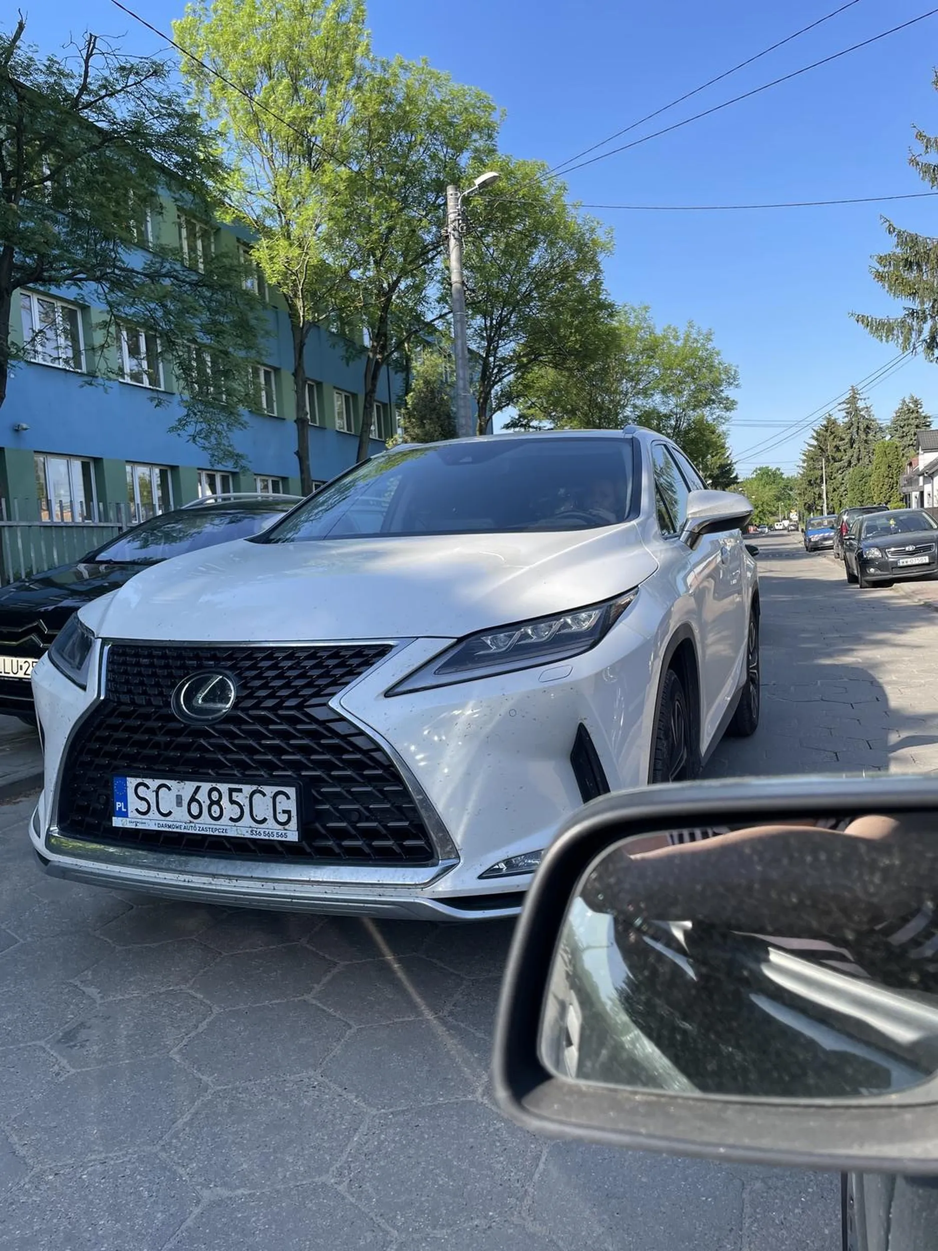 I o to jaki bezmozg porusza sie po ulicach - jedzie srodkiem, po prawej ma zablokowany przejazd przez parkujace samochody i jeszcze ma pretensje ze ktos smie z na przeciwka jechac i hrabiance nie ustapic. Rozumiem, ze wgzamin osmoklasisty rzuca na mozg niektorym rodzicom, ale to jzu przesada!!!