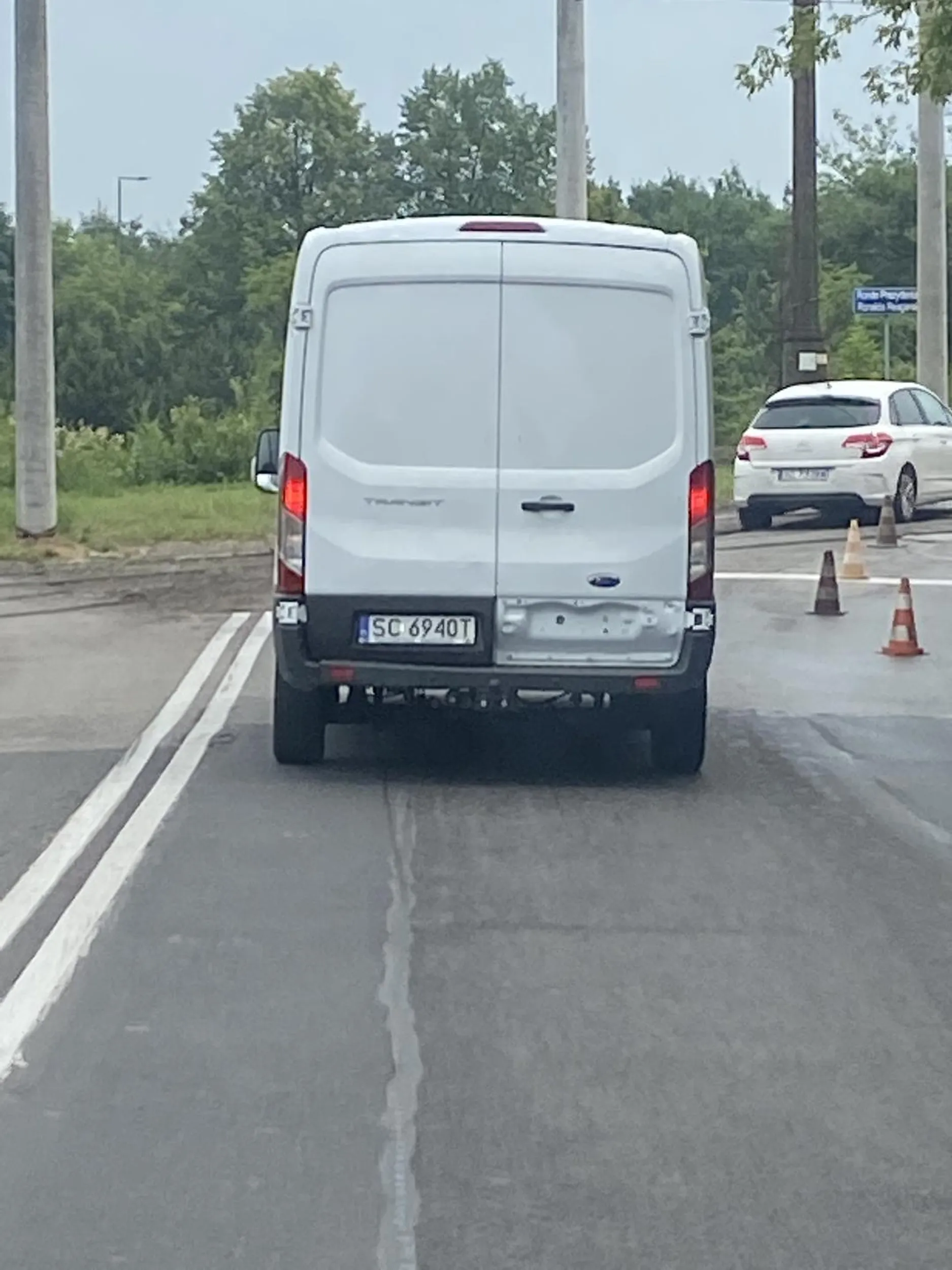 Uwaga na łajzę drogowa w transit’cię (kurier dpd) chłop zapierdala w zabudowanym jakby jutra miało nie być. Jezdzi po bus pasie na alei pokoju w stronę ronda regana, przy tym niemal nie zauważa przechodzącego pieszego przez przejście.