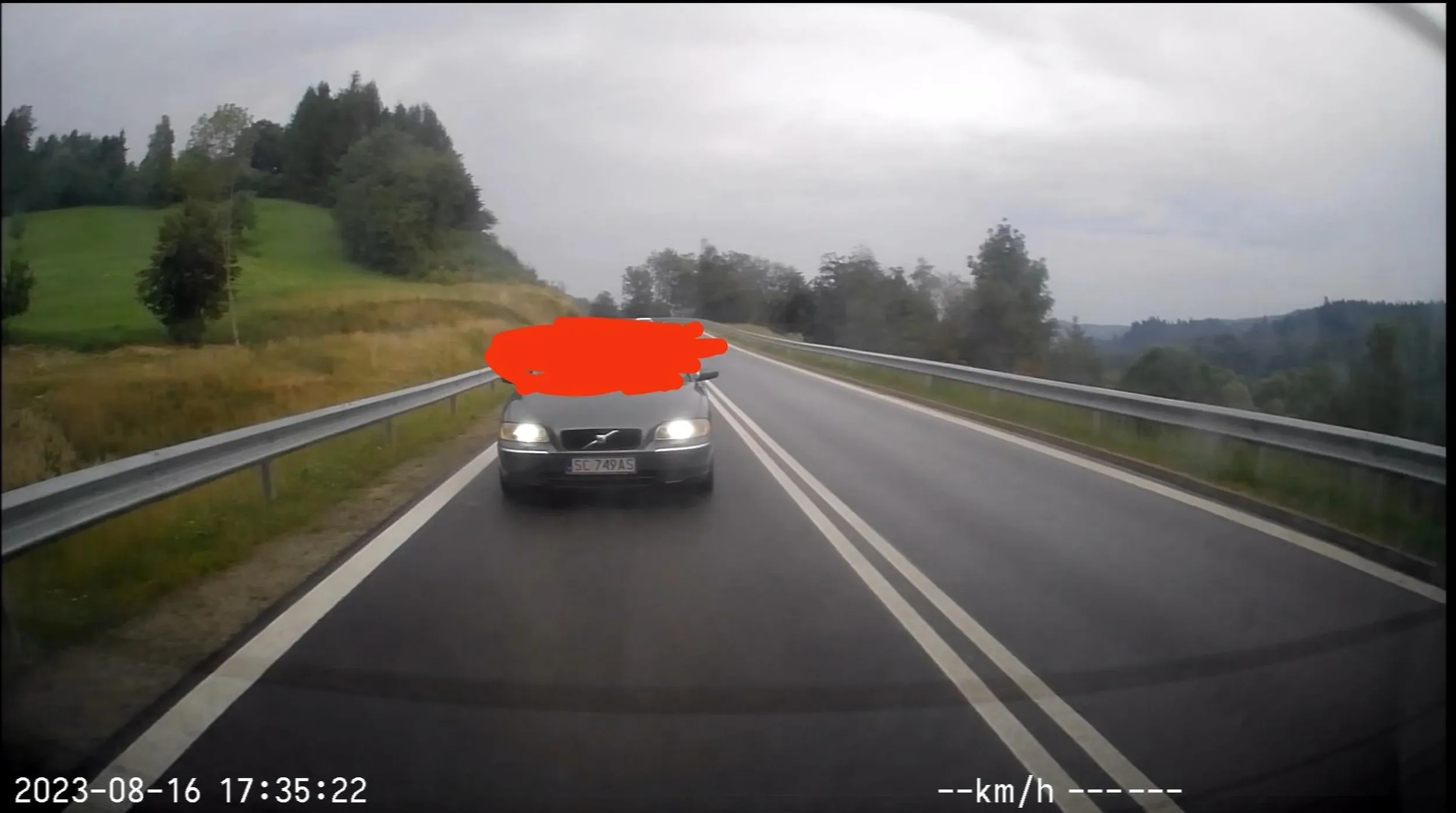 Za blisko się trzymasz czyjegoś tyłu, w dodatku na górskiej, mokrej i krętej drodze. W międzyczasie najeżdżanie na podwójną ciągłą, a na koniec naszego widzenia się wyprzedzasz na skrzyżowaniu przy dojeżdżaniu do szczytu wzniesienia. Do tego coś te żarówki z przodu chyba nie w takiej barwie co żarówki, może jakieś LED bez homologacji? Prawdziwa kumulacja.