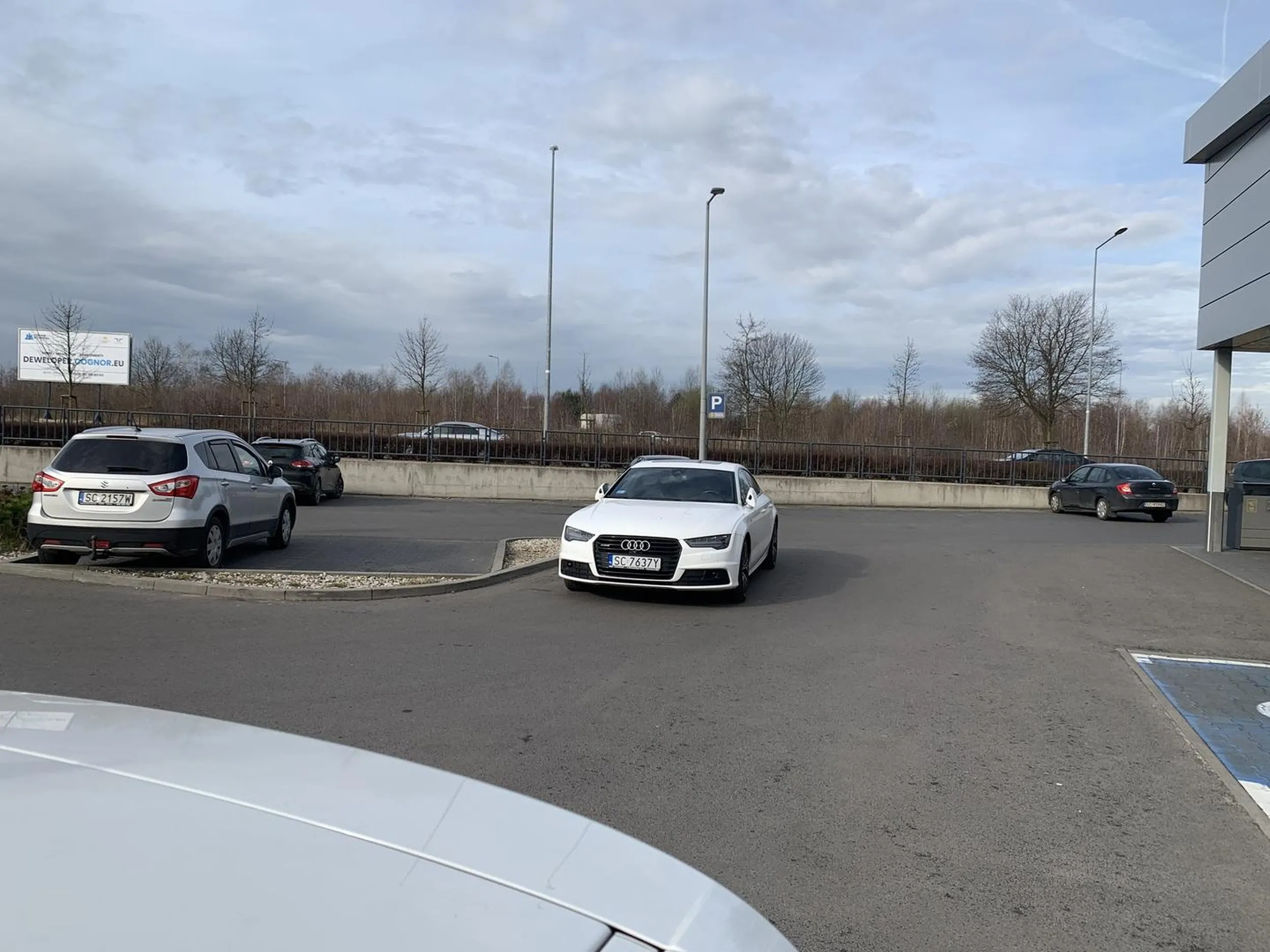 na parkingu mnóstwo miejsc wolnych, ale widocznie trzeba było zaparkować metr od wejścia..