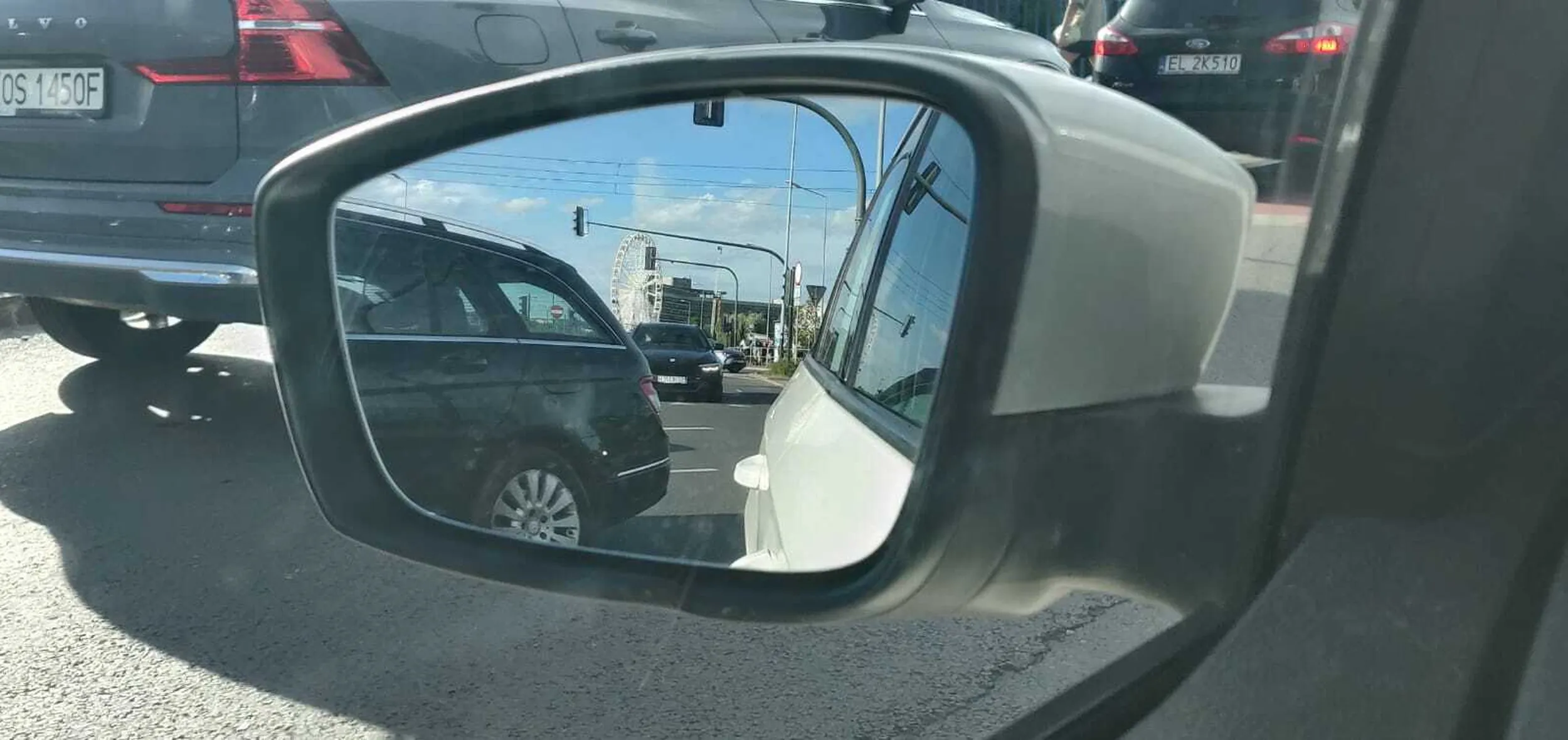 Kierowca jeździ buspasem bezprawnie