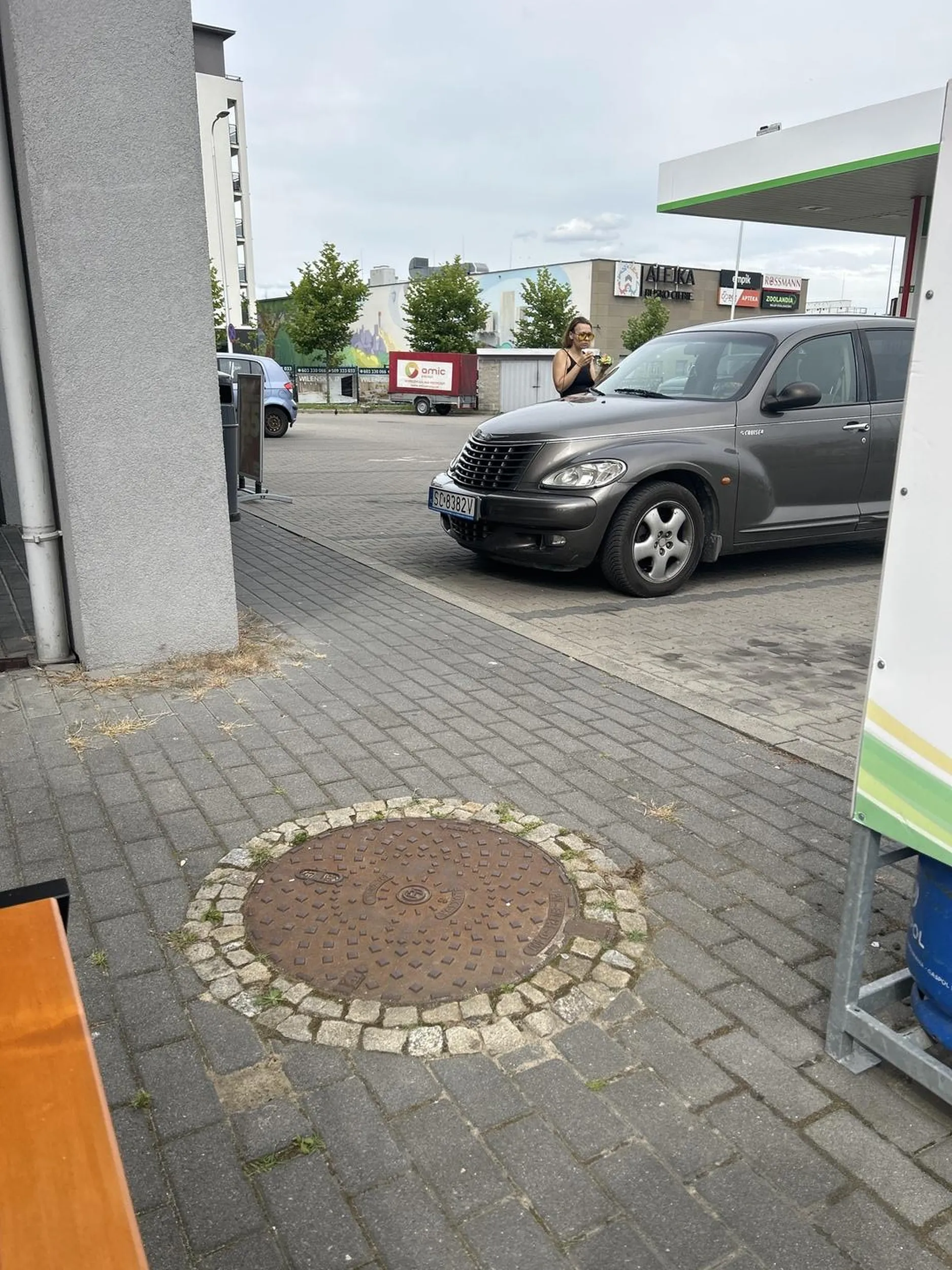 Jeździ jak kierowca rajdowy. Jak się jej zajedzie droge lub obtrąbi to się fajnie denerwuje.