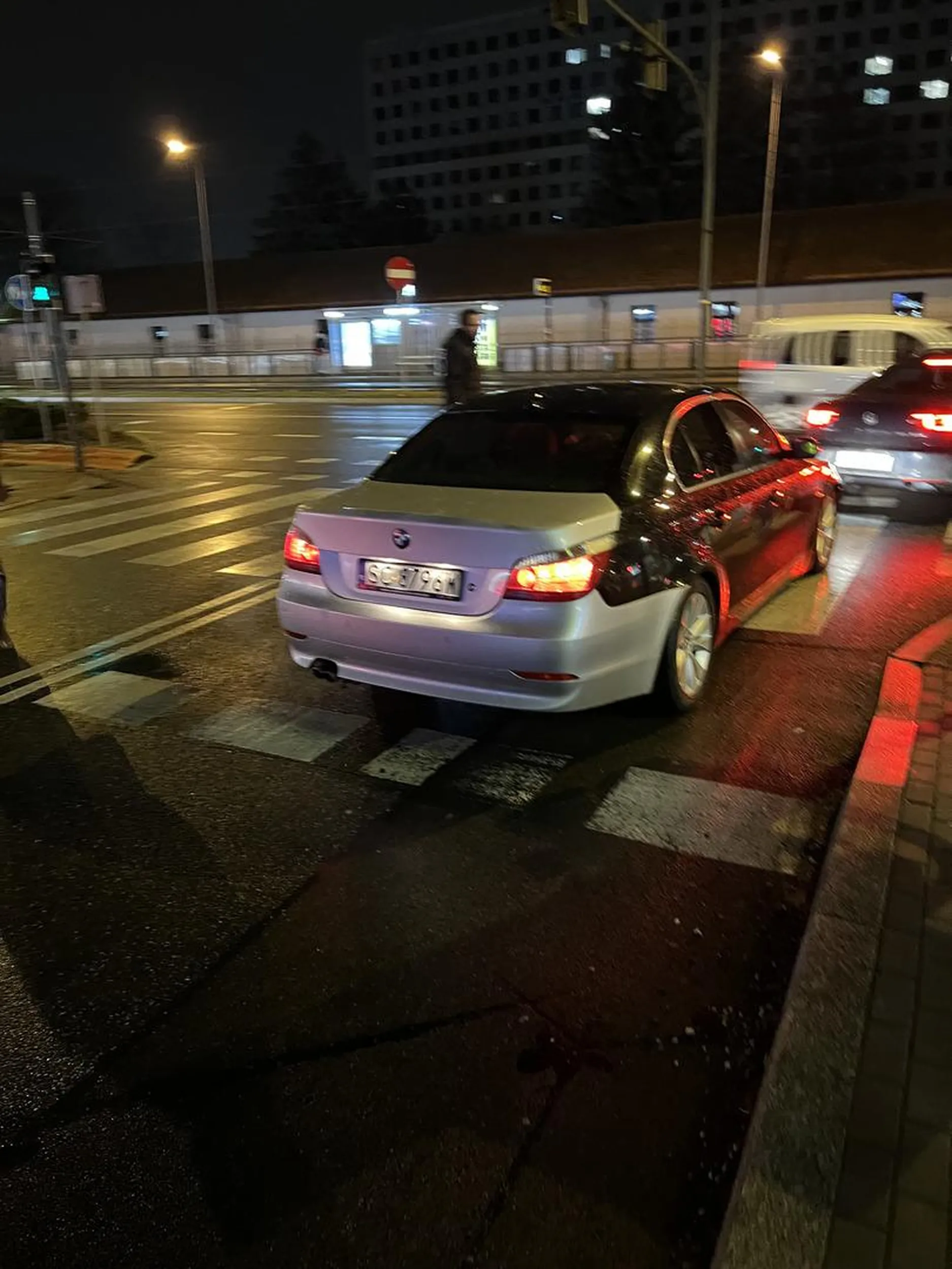Kierowca tego pojazdu uszkodził inny samochód na parkingu, po czym uciekł z miejsca zdarzenia na oczach właściciela uszkodzonego auta i świadków. Policja prowadzi sprawę.