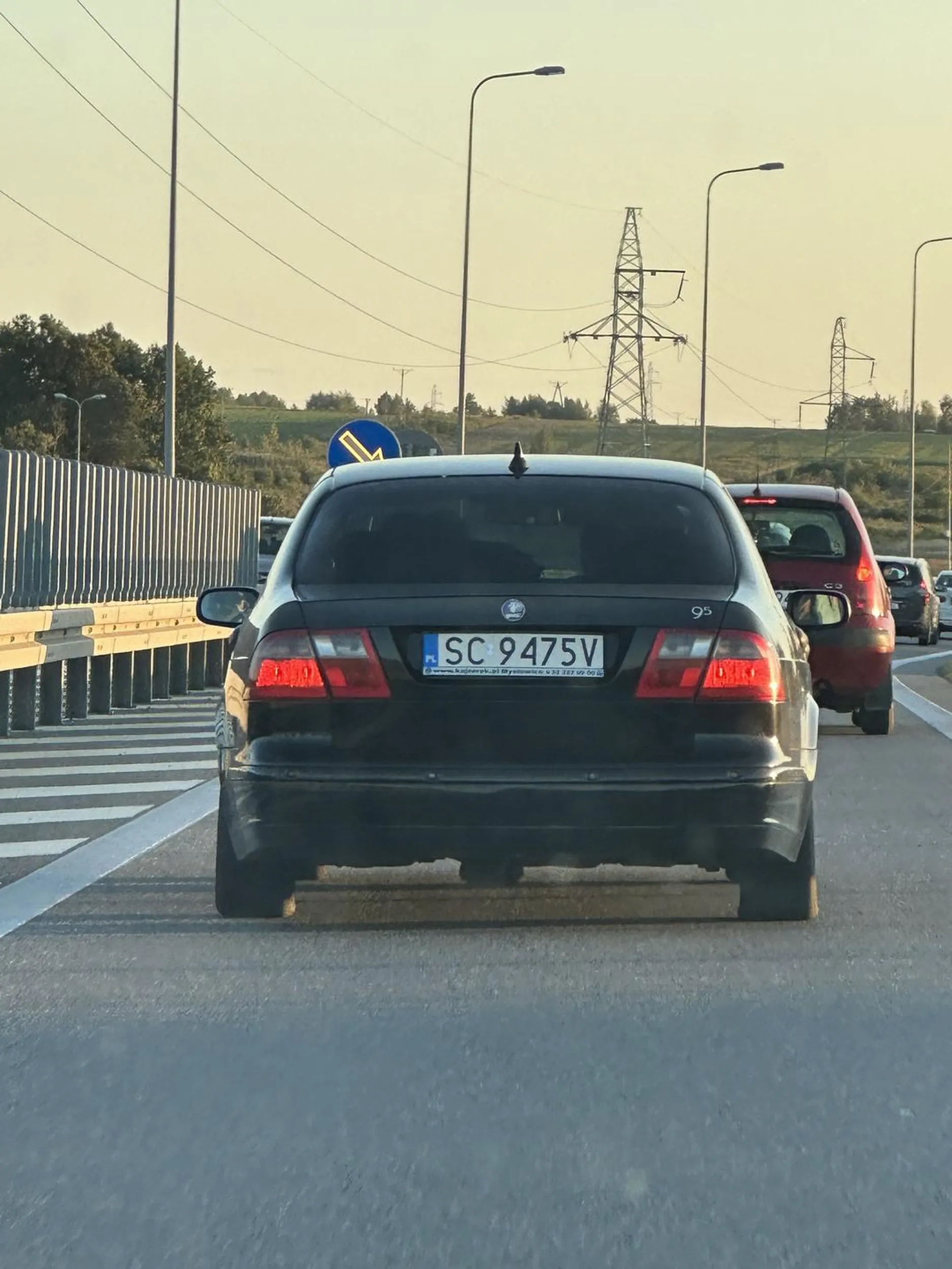 Naucz się jeździć, a nie zajeżdżasz każdemu drogę a potem dajesz po hamulcach i to w dodatku z niedziałającymi światłami stopu.