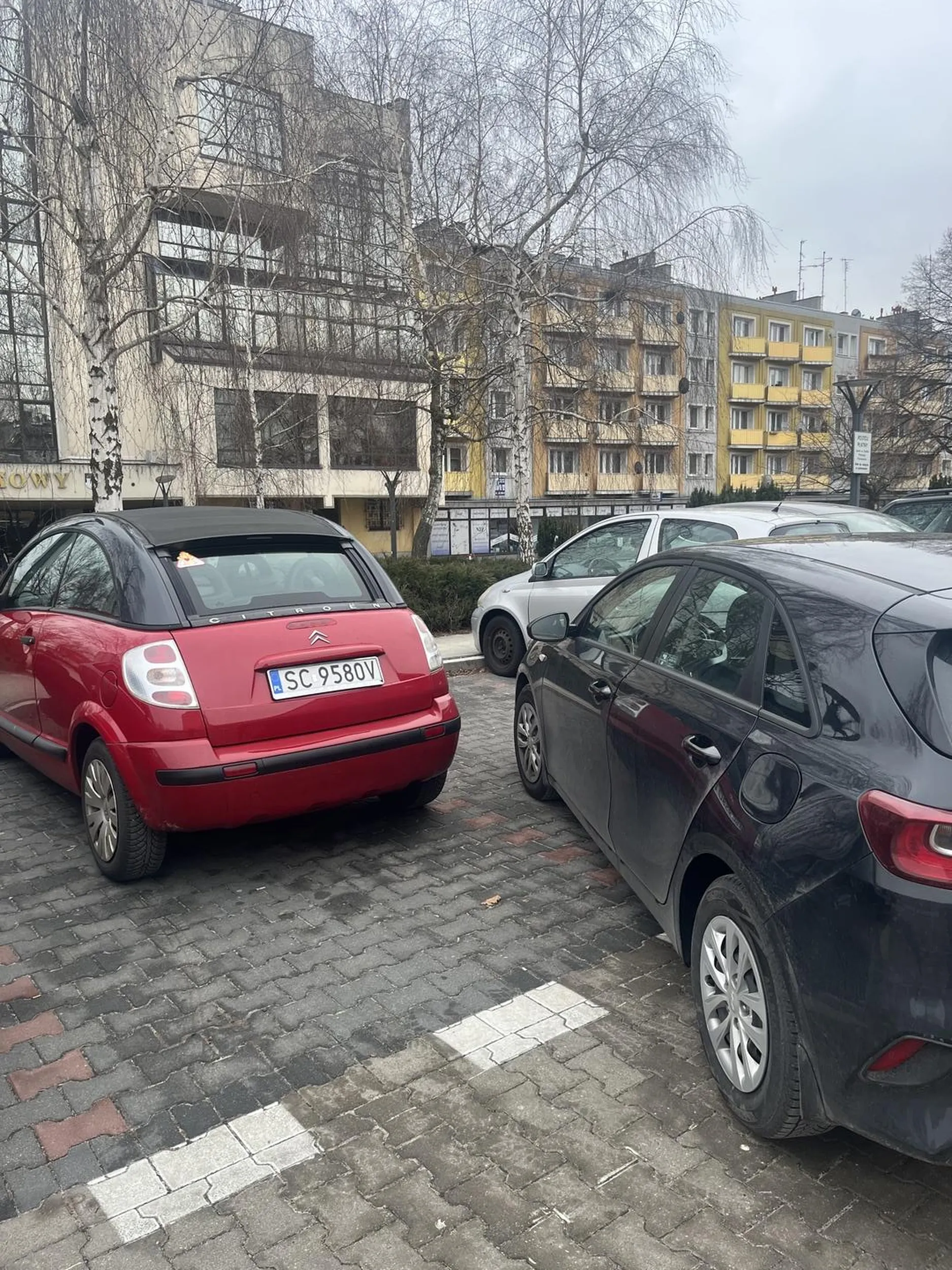 Pani z tego samochodu, lekko uderzyła we mnie na parkingu. Nie był to dla mnie problem bo widziałem ze nic się nie stało, ale gdy wyszedłem z samochodu nagle uciekła. Gdy ja dogoniłem stwierdziła ze to ja w nią wjechałem a ona nie ma żadnych uszkodzeń. Nie mam żadnych śladów, i nie miałbym problemu chodzi jedynie o postawę, gdy się w coś uderzy to powinna wyjść i porozmawiać.