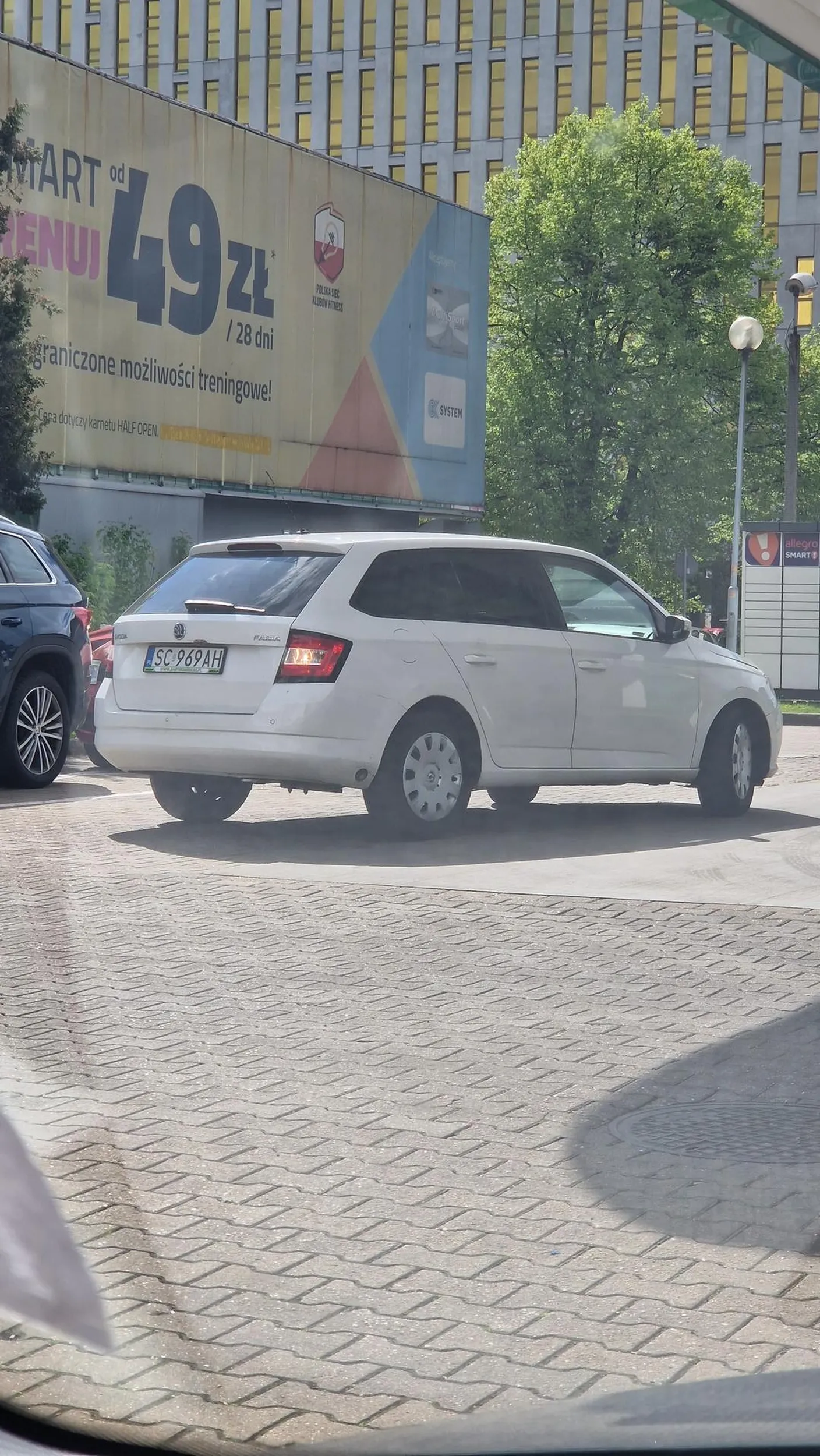 Nieoznakowany uber, flep za kółkiem