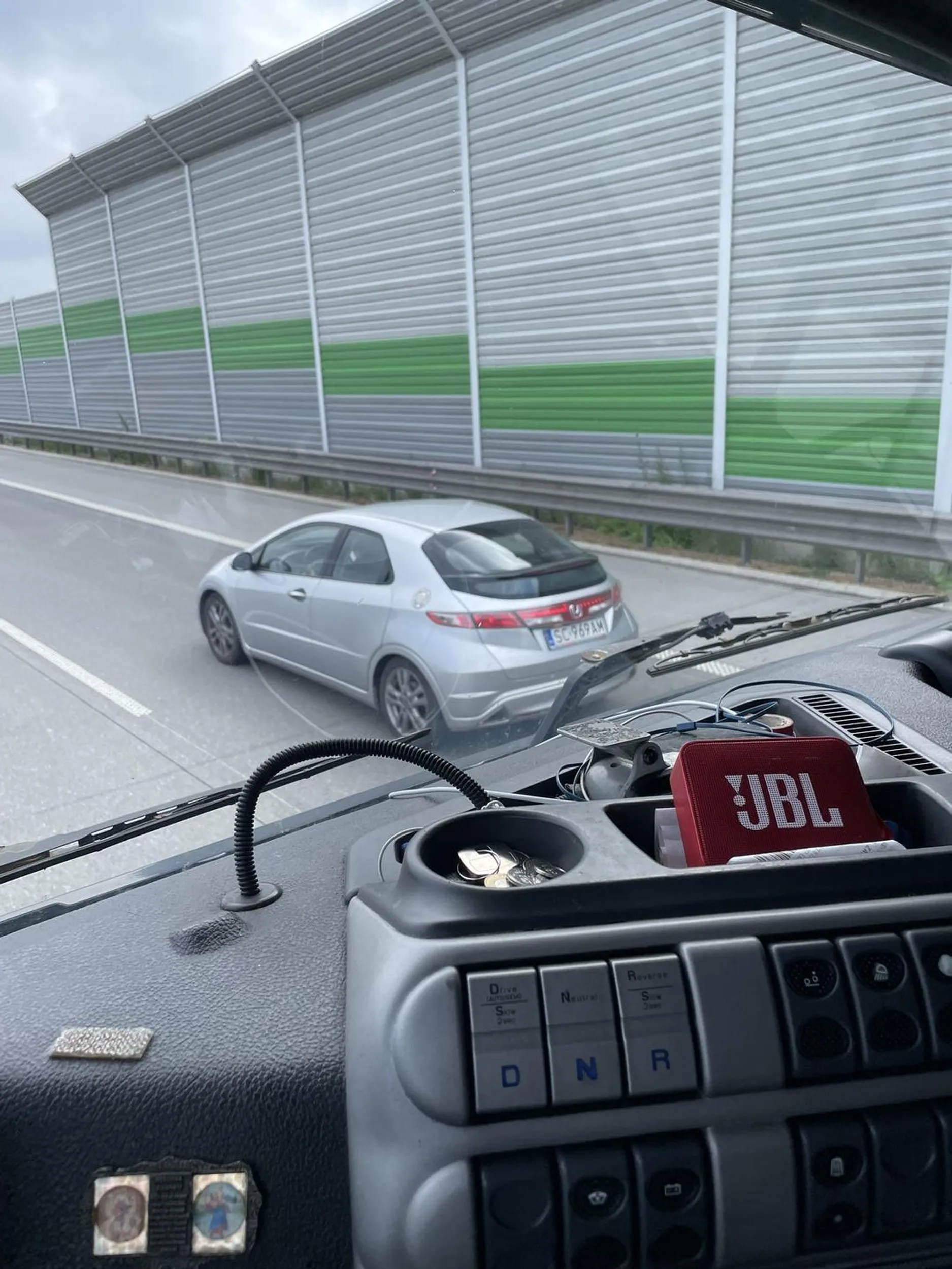 Nie utrudniaj borowiku jazdy, po wioskach możesz sobie tak jeździć :) Jak jedziesz już tak na drodze szybkiego ruchu to jak widzisz, że Cię ciężarówka wyprzedza to jej popuść bo ona ma ogranicznik nie jak Twoja szybka osobowa Honda :)