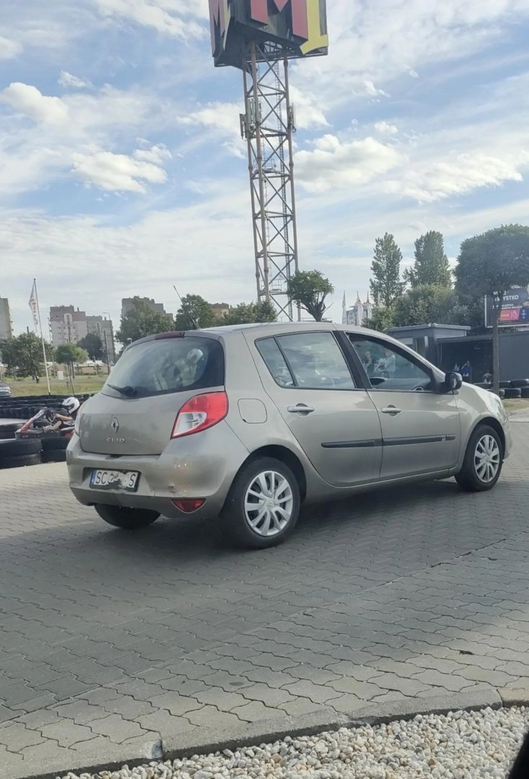 Agresywny kierowca myślący , że jest panem dróg , dodatkowo groził zniszczeniem auta . Uważajcie na niego