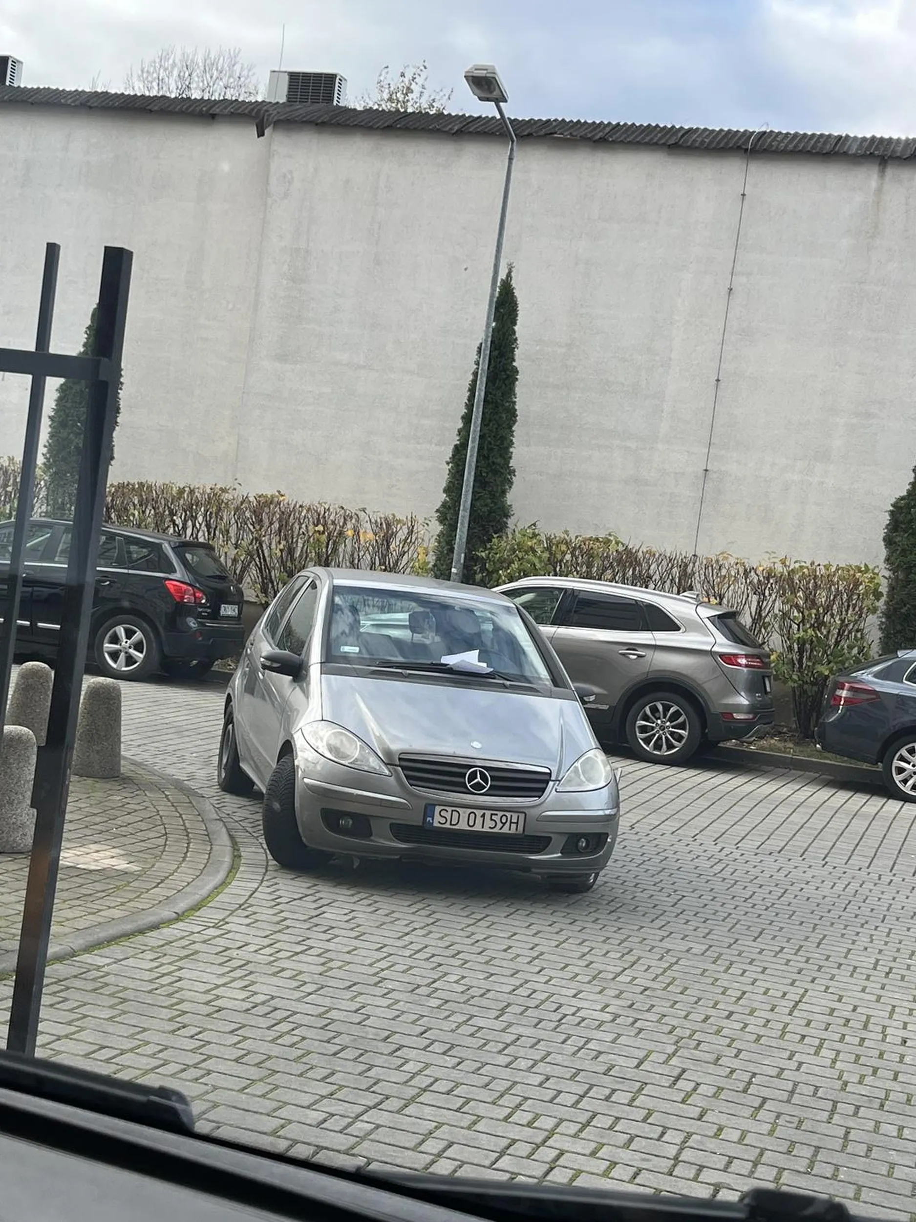 Naucz się parkować na miejscu parkingowym, a nie na wjeździe kupo gówna! Powodzenia w ściągnięciu blokady :)