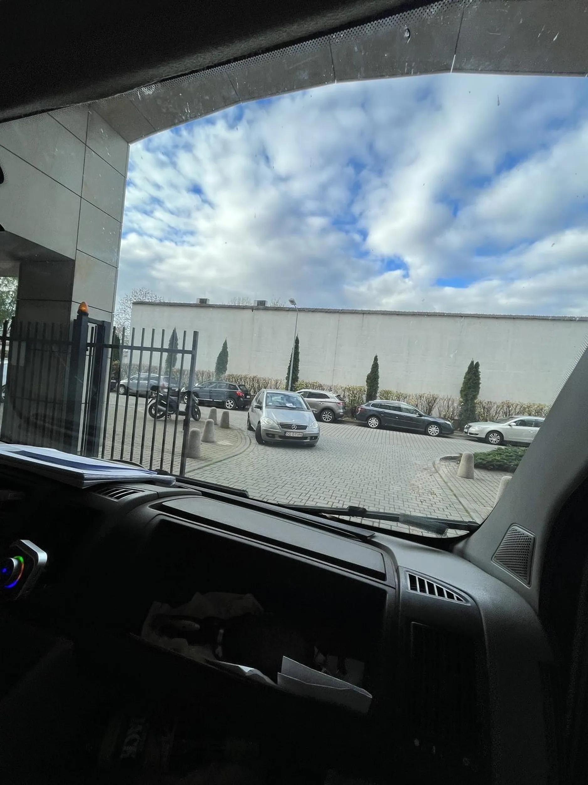 Naucz się parkować na miejscu parkingowym, a nie na wjeździe kupo gówna! Powodzenia w ściągnięciu blokady :)