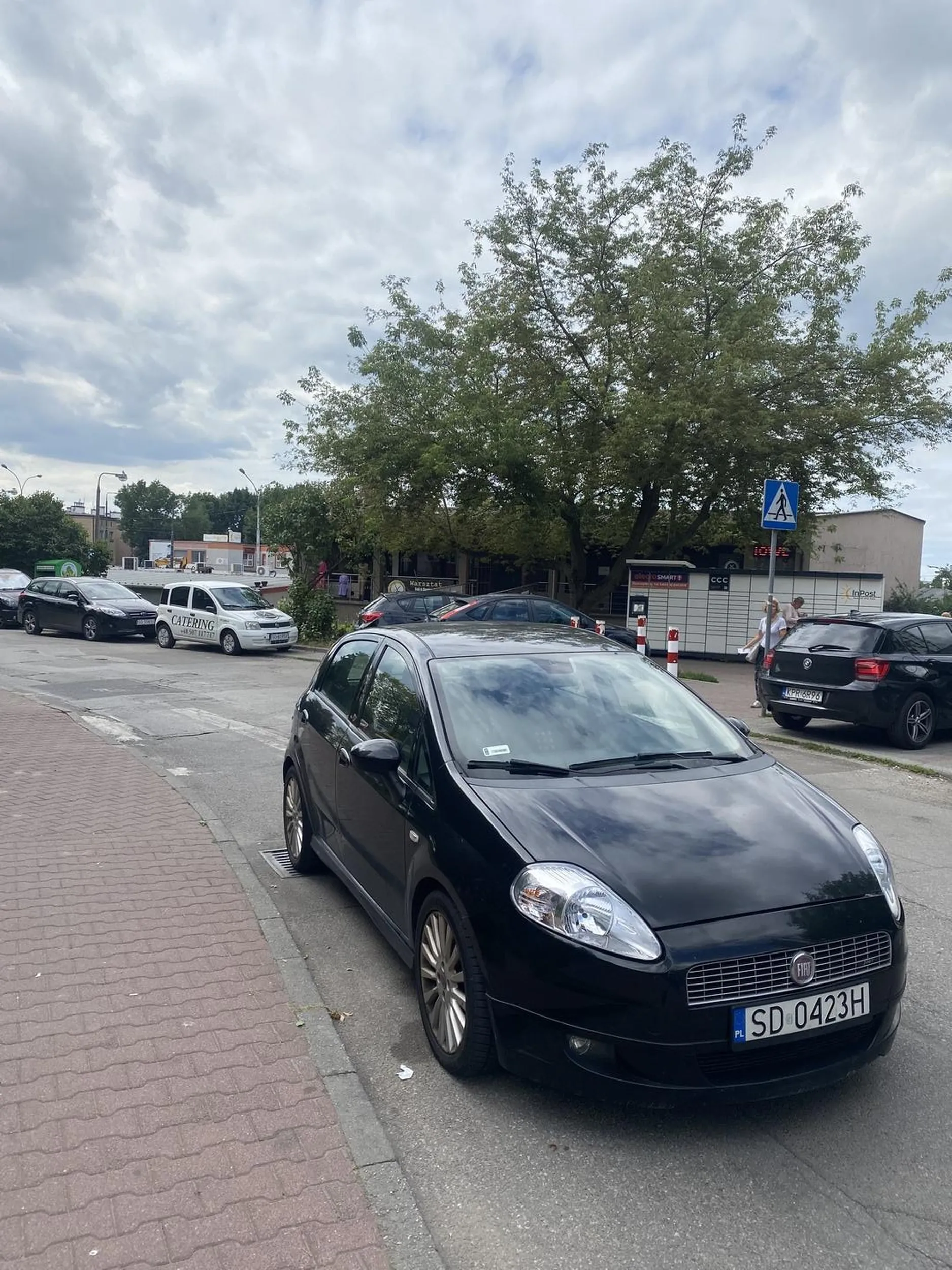 Kierowca z tego samochodu nie szanuje innych. Postanowił zaparkować samochód na pasie ruchu, przy samym przejściu dla pieszych. Cały pas jest zablokowany i nie można przejechać, tylko dlatego, że kierowca nie ma ochoty ruszyć d*py i zaparkować kilka metrów dalej, bo samochód musi stać pod samą Biedronką i targiem. Chciałabym się dowiedzieć czy kierowca też tak bezczelnie zachowuje się pod swoim domem i blokuje pas w jedną stronę, czy tylko nie obchodzą go mieszkańcy przy ulicy Adamieckiego? Bardzo nie polecam i mam nadzieje, że ktoś naklei kierowcy na szybę karnęgo k*tasa, bo całkowicie zasłużył.