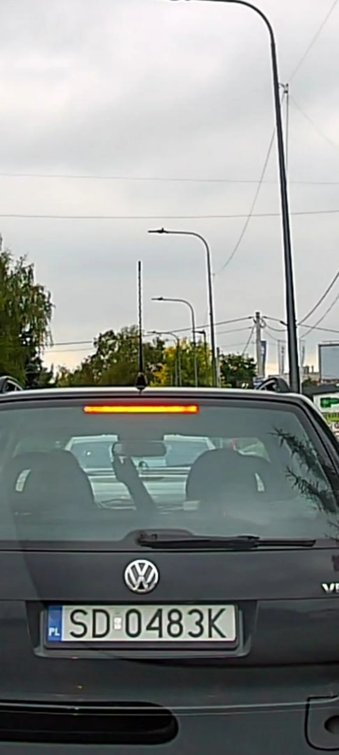 Uważać na tego kolesia. Wymusza pierwszeństwo na rondzie a potem pokazuje?. Albo próba wymuszenia odszkodowania albo popis przed młodym siurasem co z nim jechał.