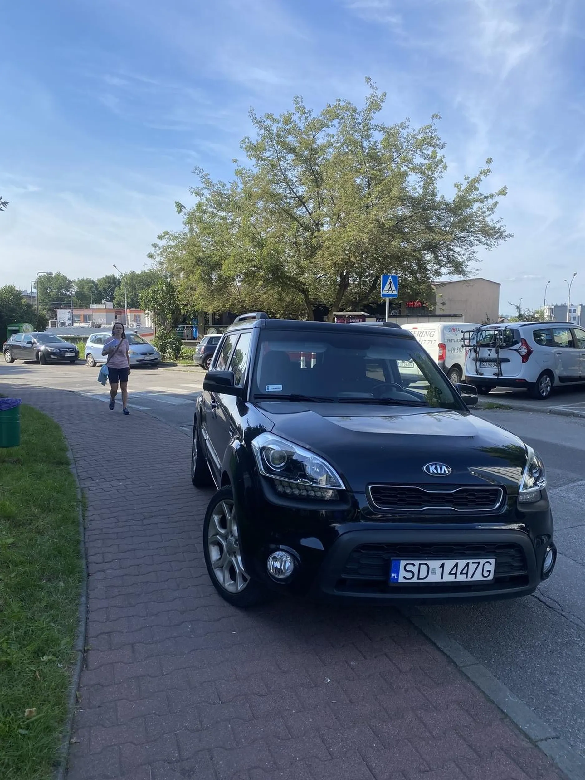 Jak widać na załączonym obrazku kierowca postanowił pięknie zaparkować na krawężniku, w odległości mniejszej niż 2m od pasów oraz blokując ruch w jedną stronę. A to wszystko tylko po to, żeby mieć bliżej na targ i przejść 2 kroki zamiast 10 :) mam nadzieję, że następnym razem ktoś przyklei na szybie naklejkę karnego ku*asa, bo że ku*as jeździ tym samochodem to nie mamy wątpliwości.