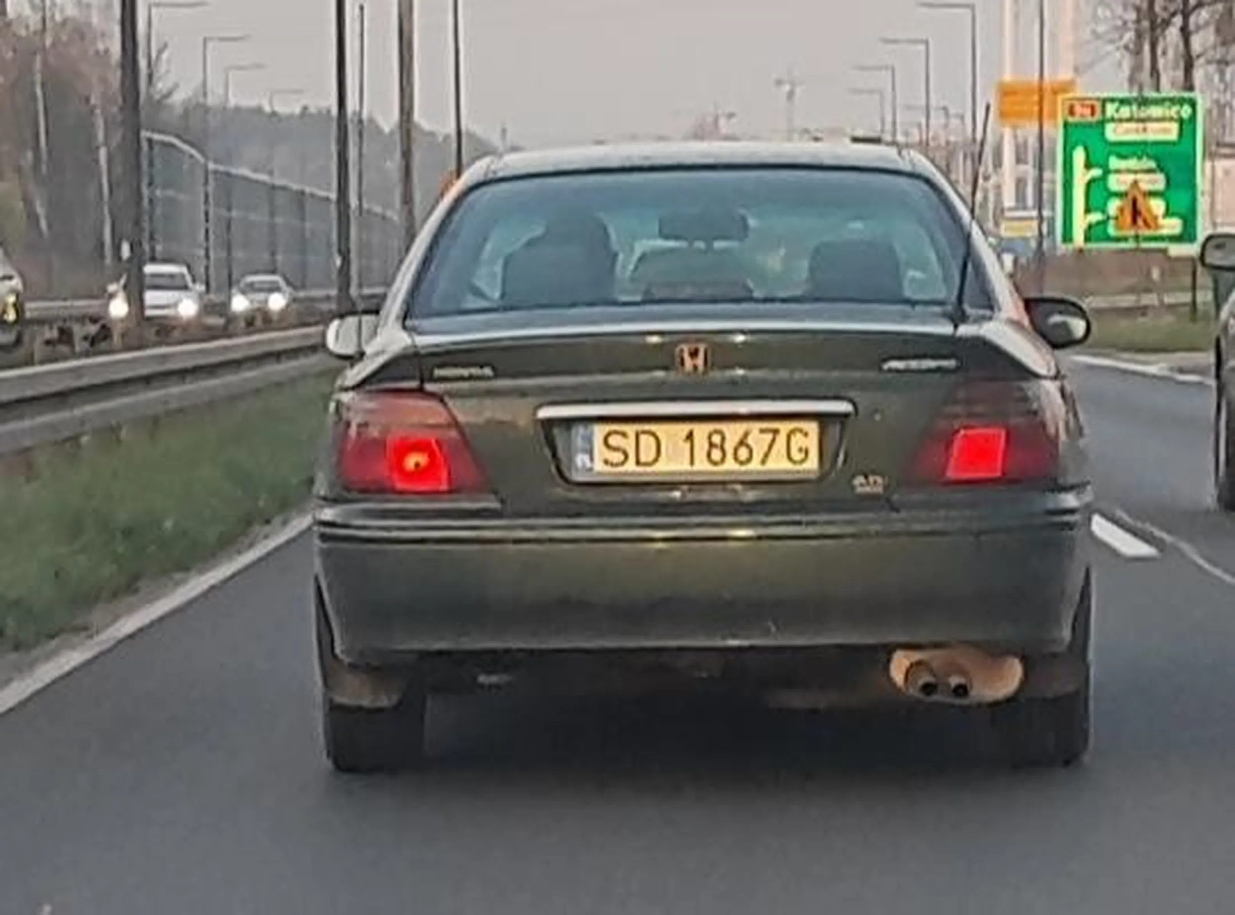 Stwarza zagrożenie. Zajeżdża drogę przy wyprzedzaniu, nie daje się wyprzedzić.