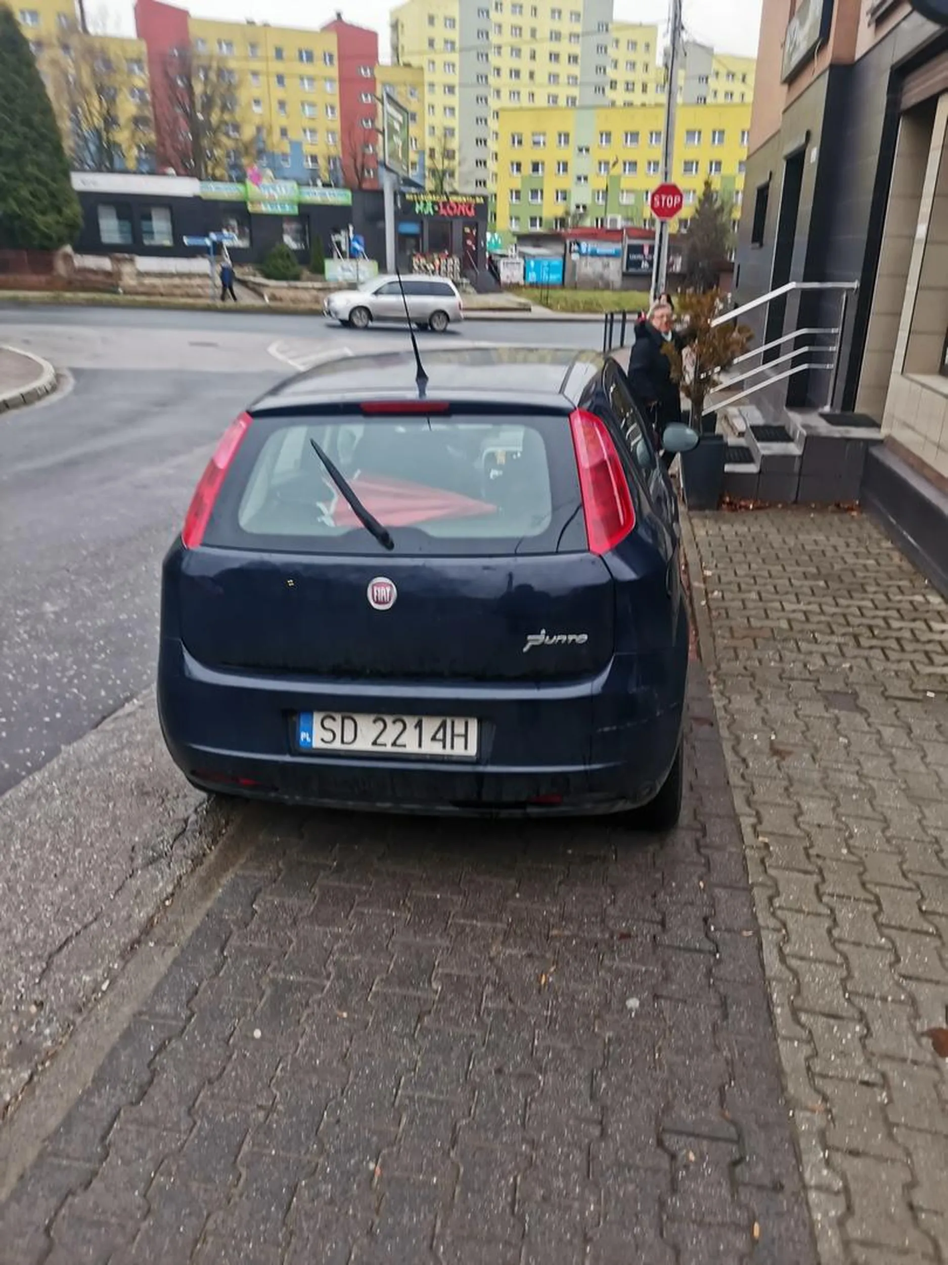 Ja tylko na chwilę zajmę cały chodnik bo muszę sobie kupić pączusia...