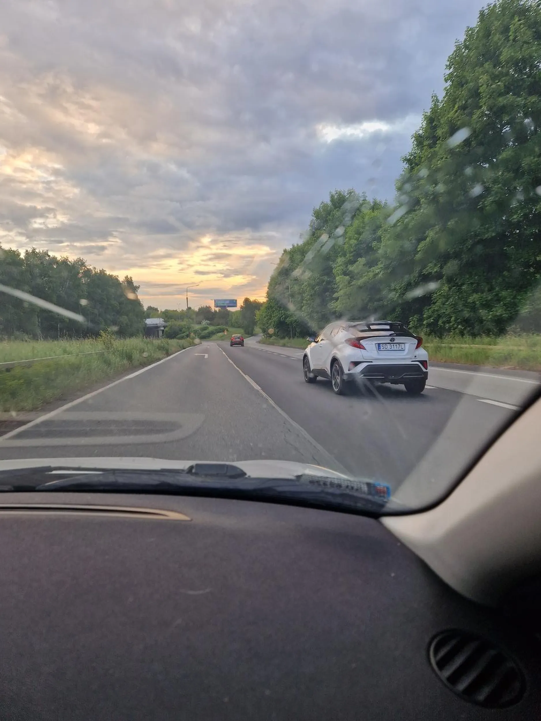 Kierowca na ,,zakręcie miszczuf w Sosnowcu gdzie jest 70 pogania siedzi na zderzaku miga długimi oraz niebezpieczne wyprzedza stwarza zagrożenie