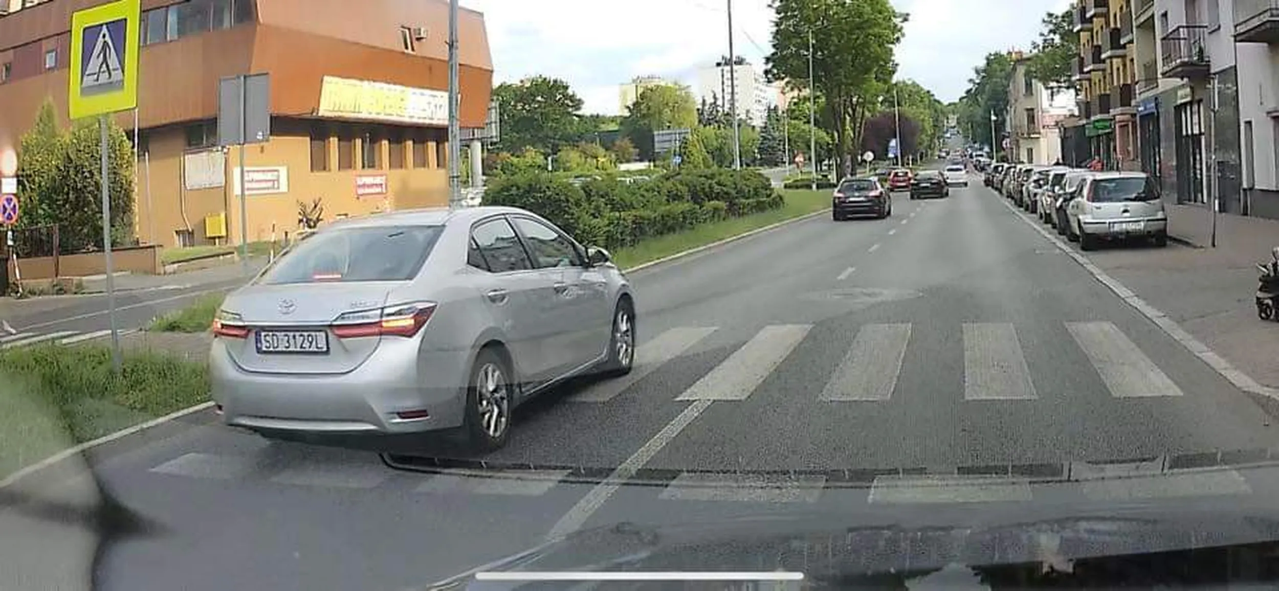 Wyprzeda na pasach! Nie zważając na to że przechodnie już na pasach!